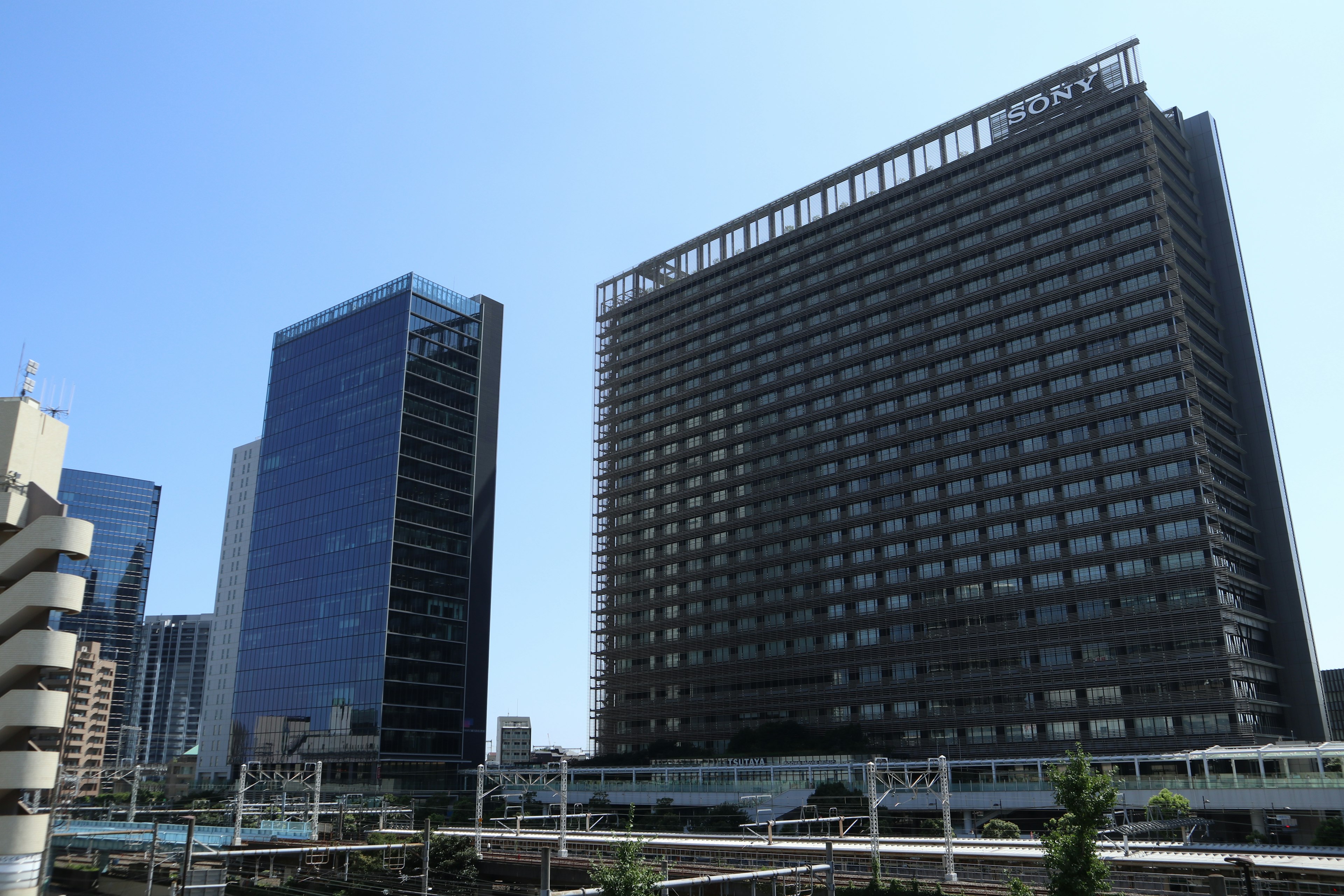 青空の下に高層ビルが立ち並ぶ都市の風景