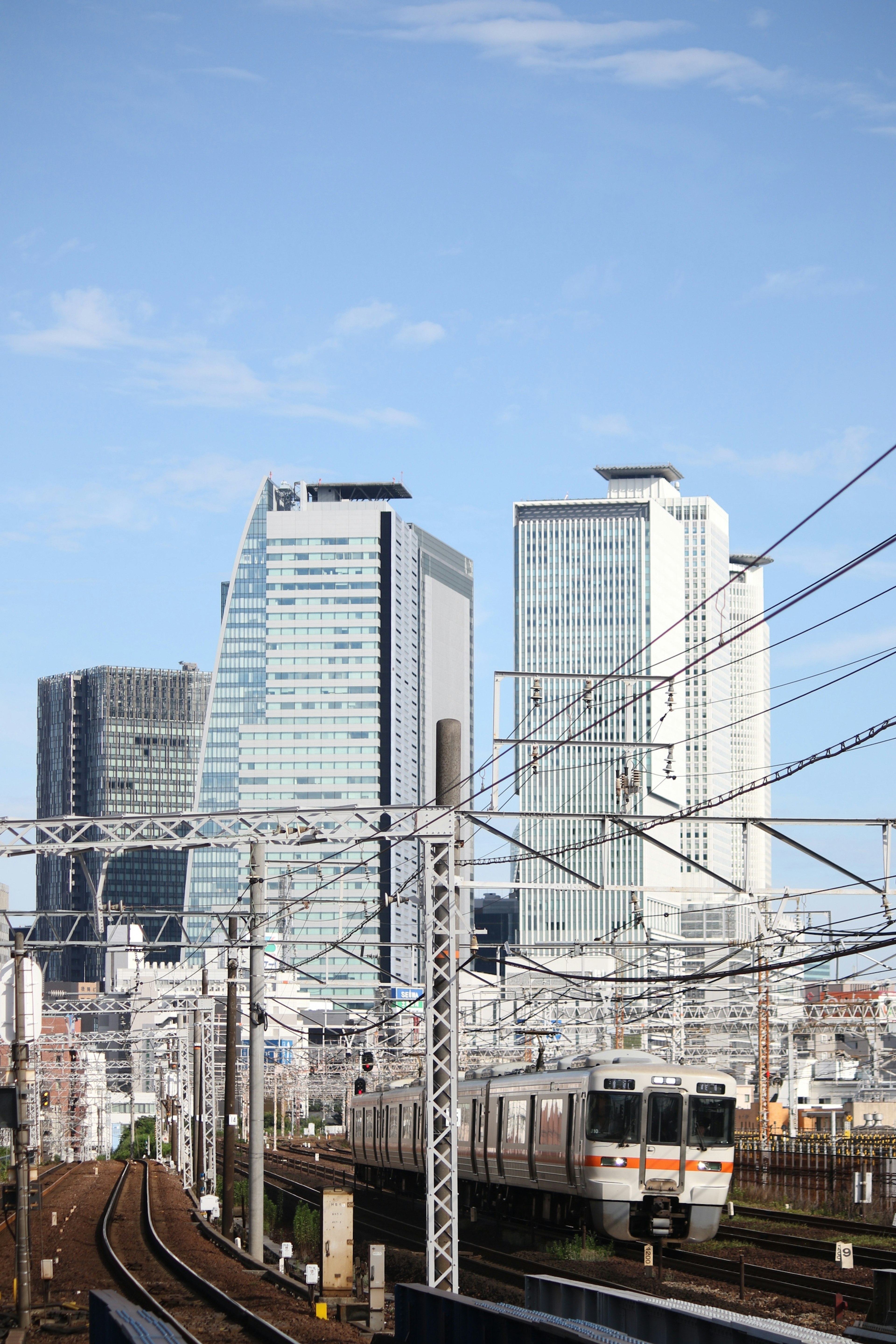 Paysage urbain avec des gratte-ciel et des voies ferrées