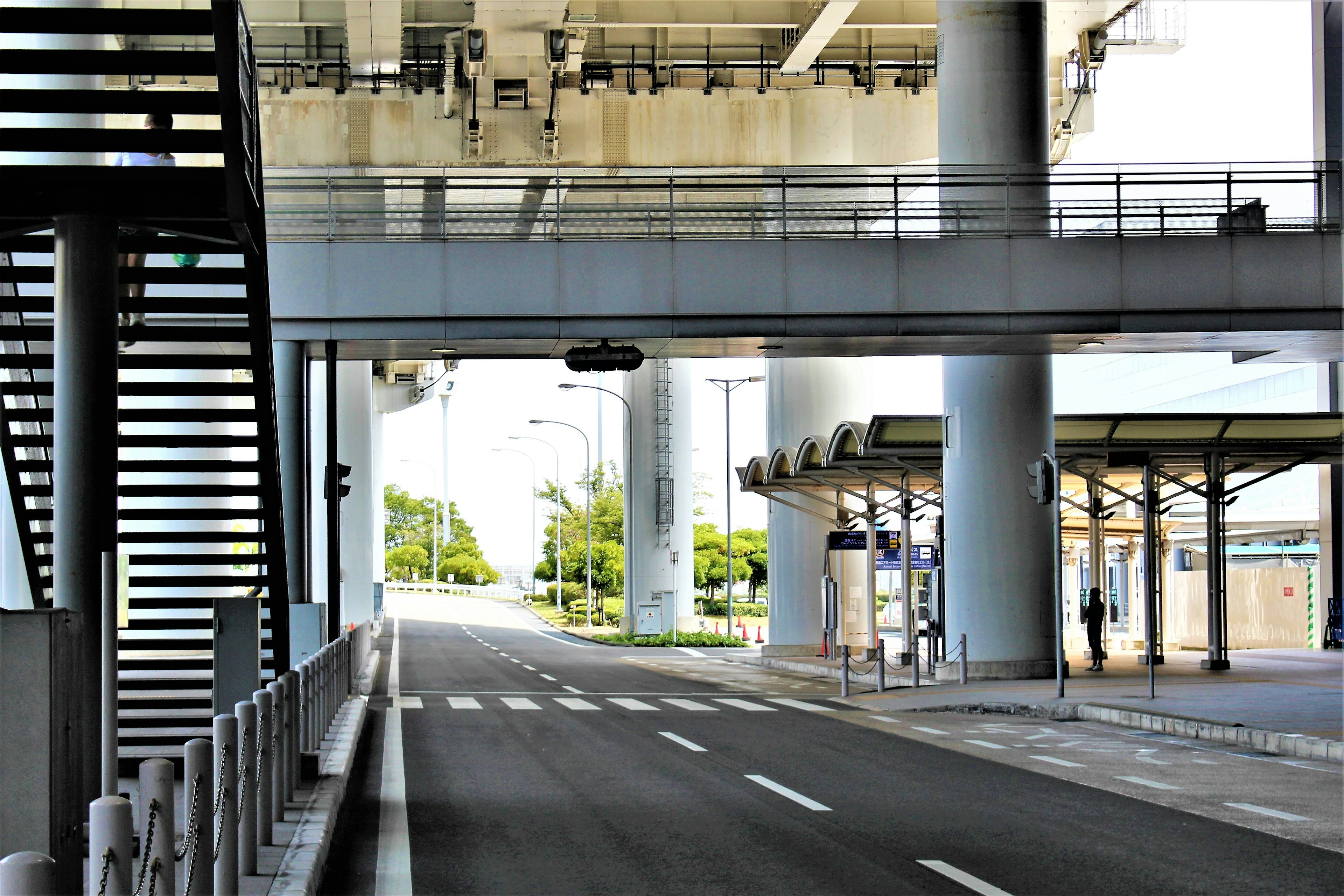 Scène urbaine avec une route surélevée et des colonnes de support