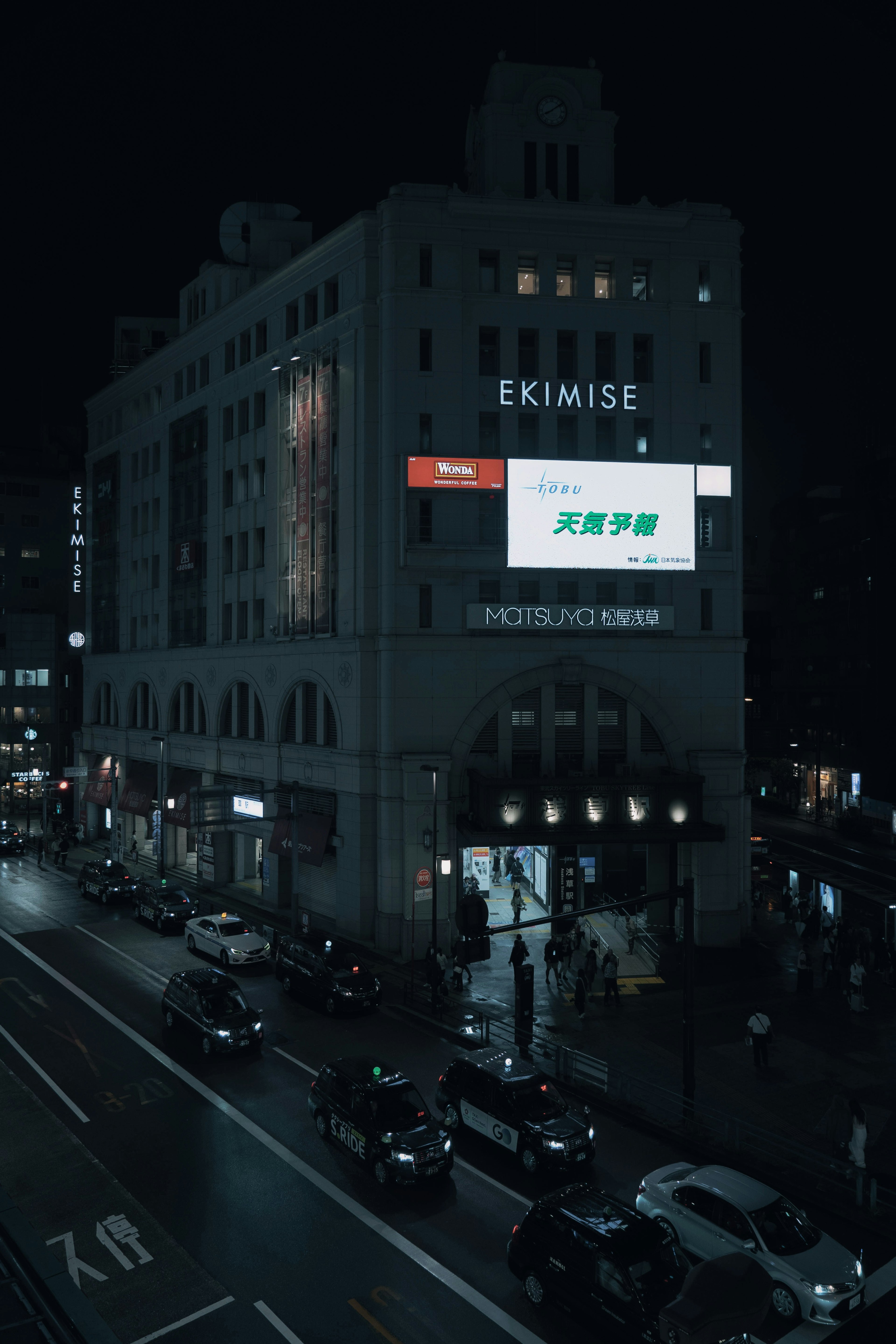 夜の街並みを背景にしたEKIMISEのビルの外観