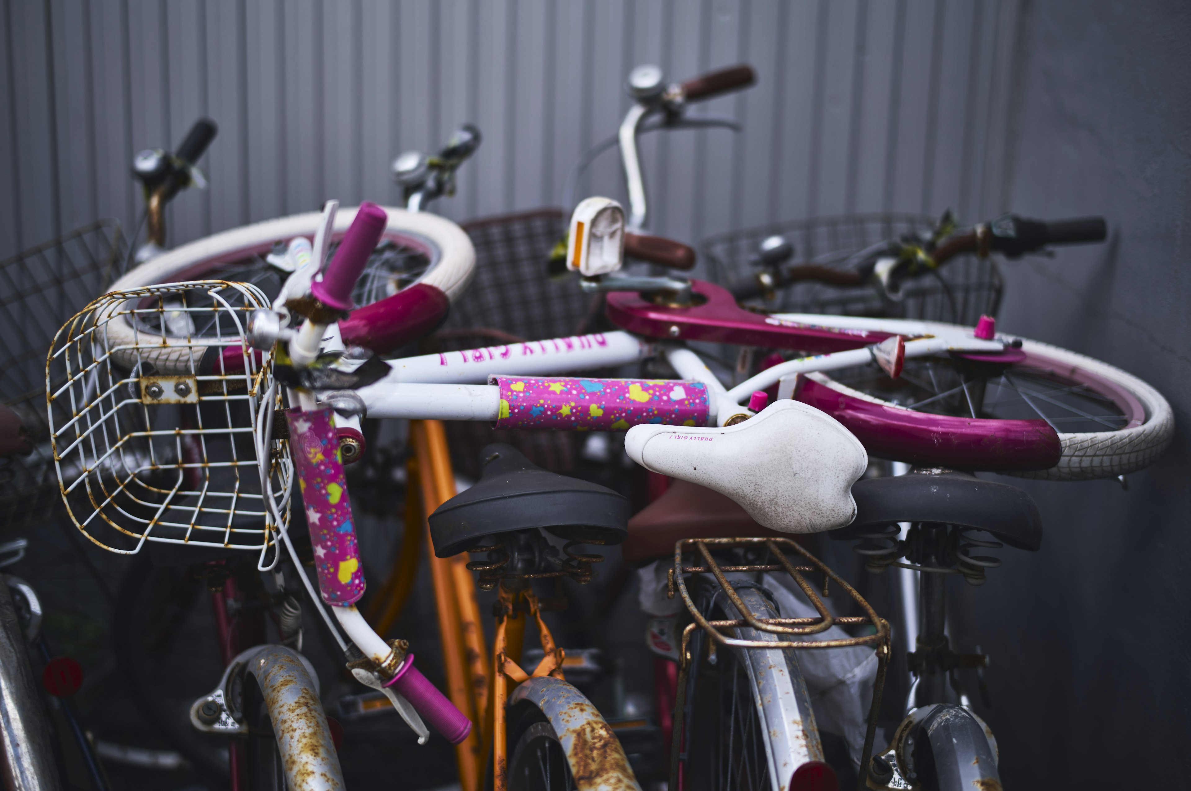 Biciclette con manubri e cestini viola impilati