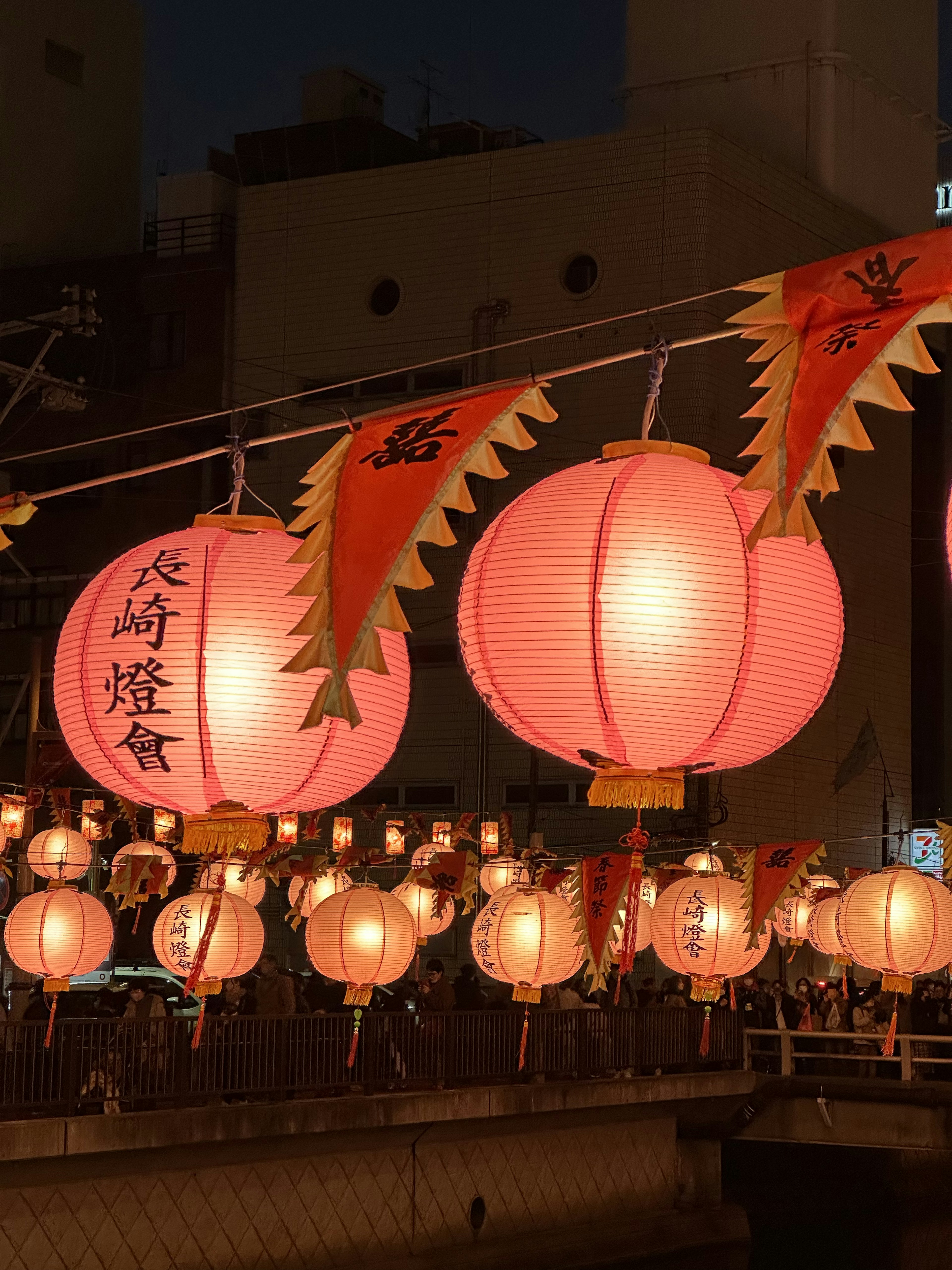 夜の川に浮かぶ赤い提灯と飾り