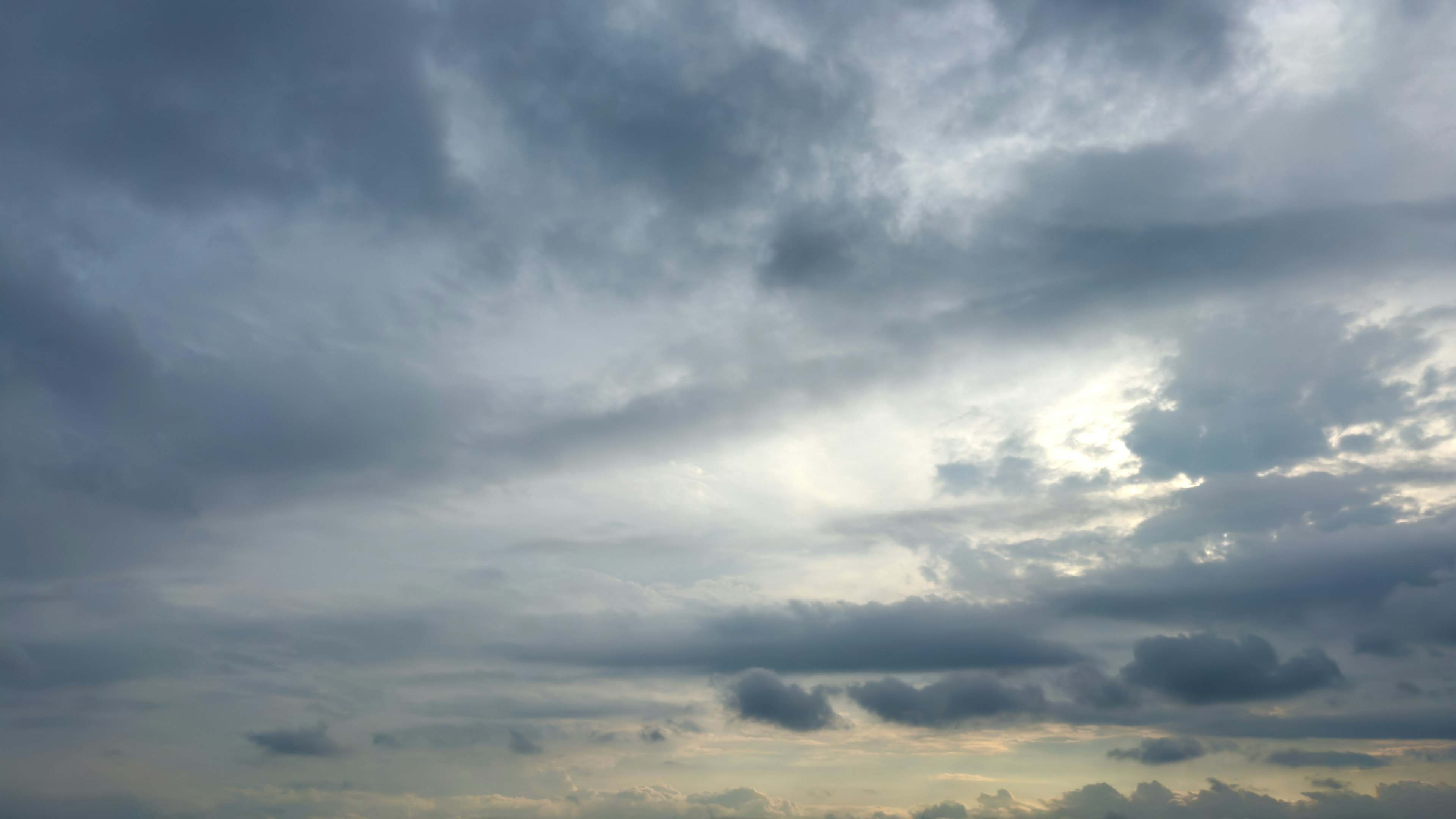 Langit mendung dengan nuansa biru dan awan abu-abu