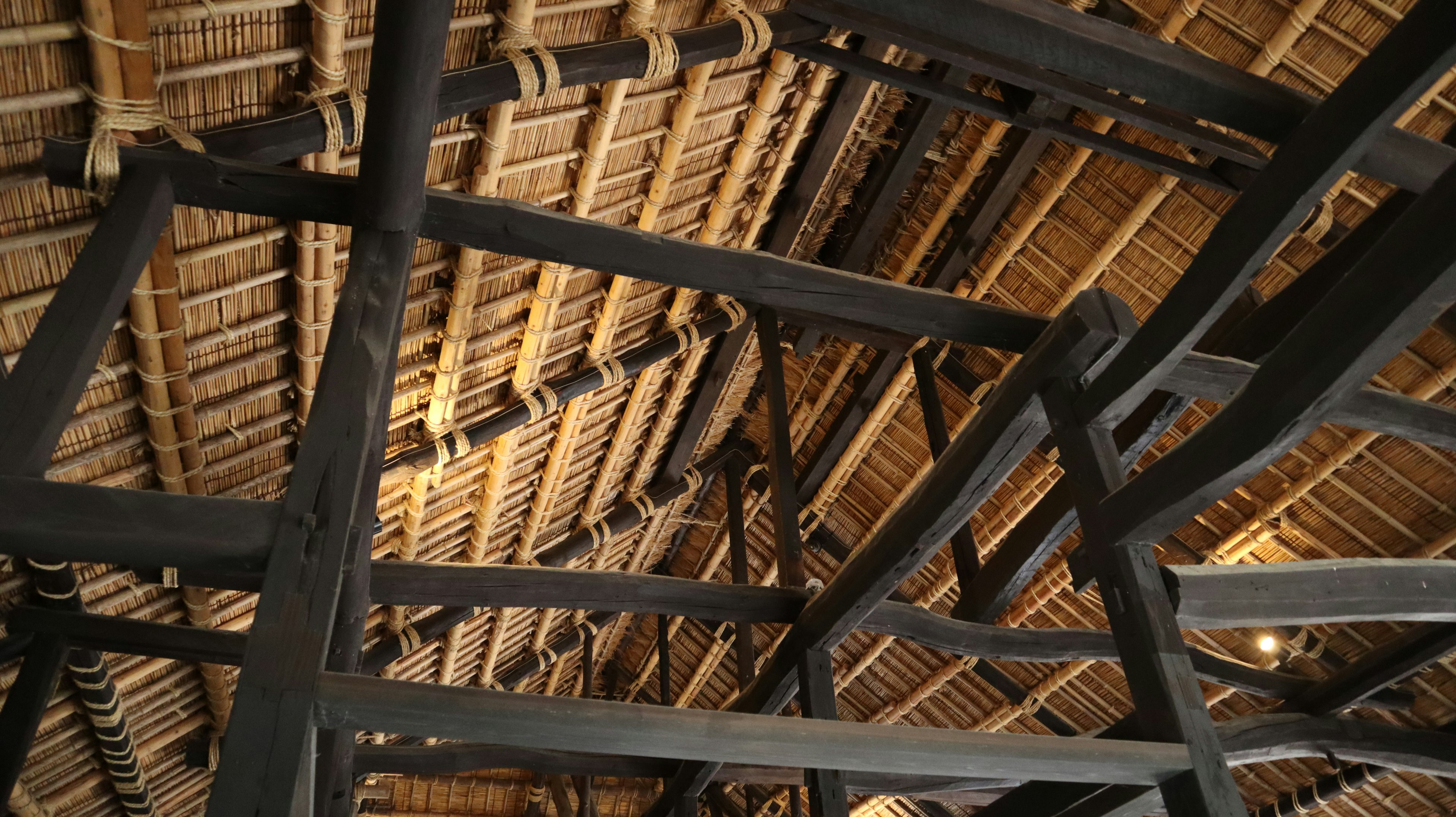 Vue intérieure d'une structure de toit en chaume japonais traditionnel