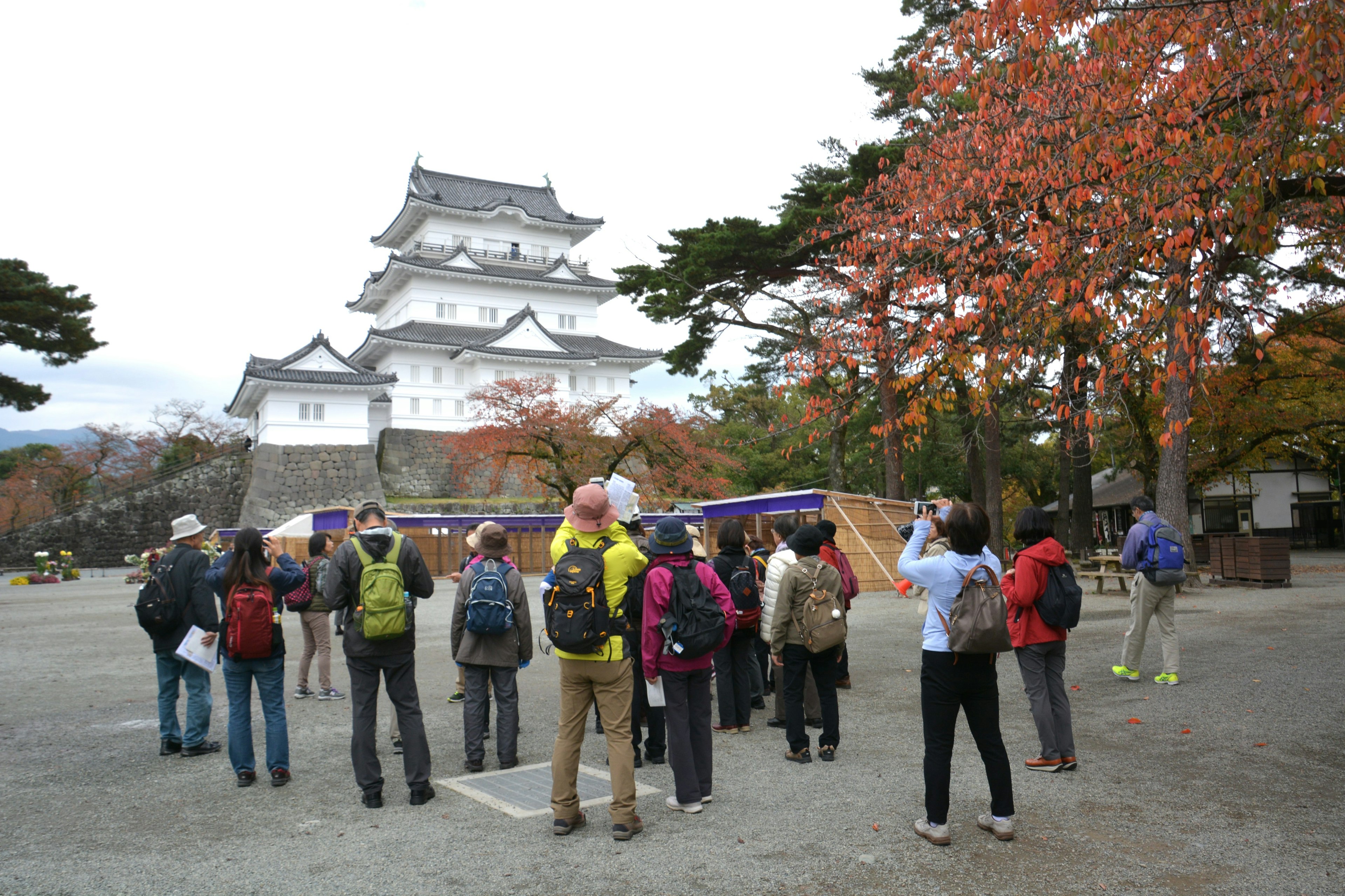 Wisatawan berkumpul di depan Kastil Himeji saat musim gugur