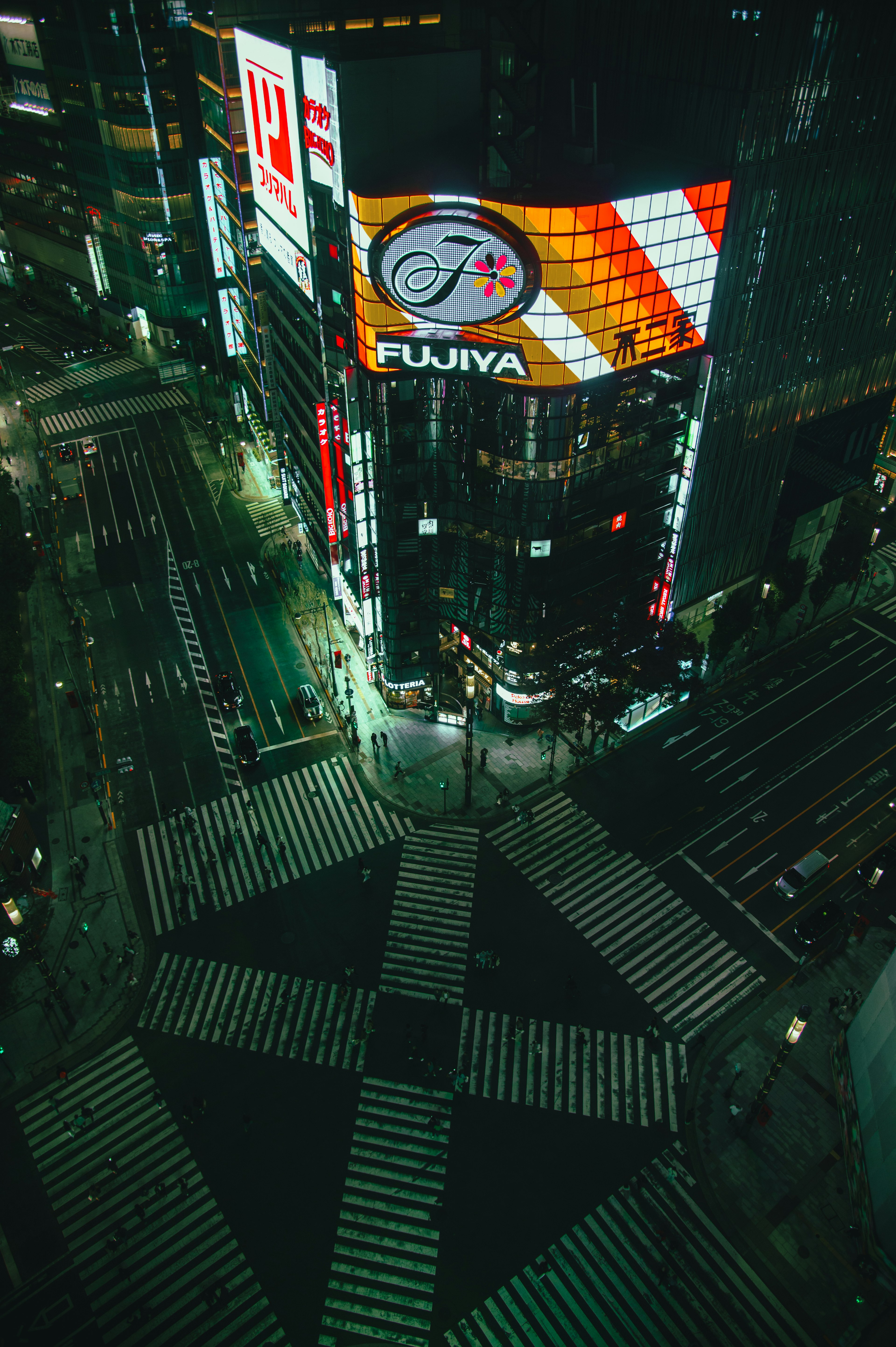 Pemandangan malam persimpangan Tokyo dengan papan iklan besar