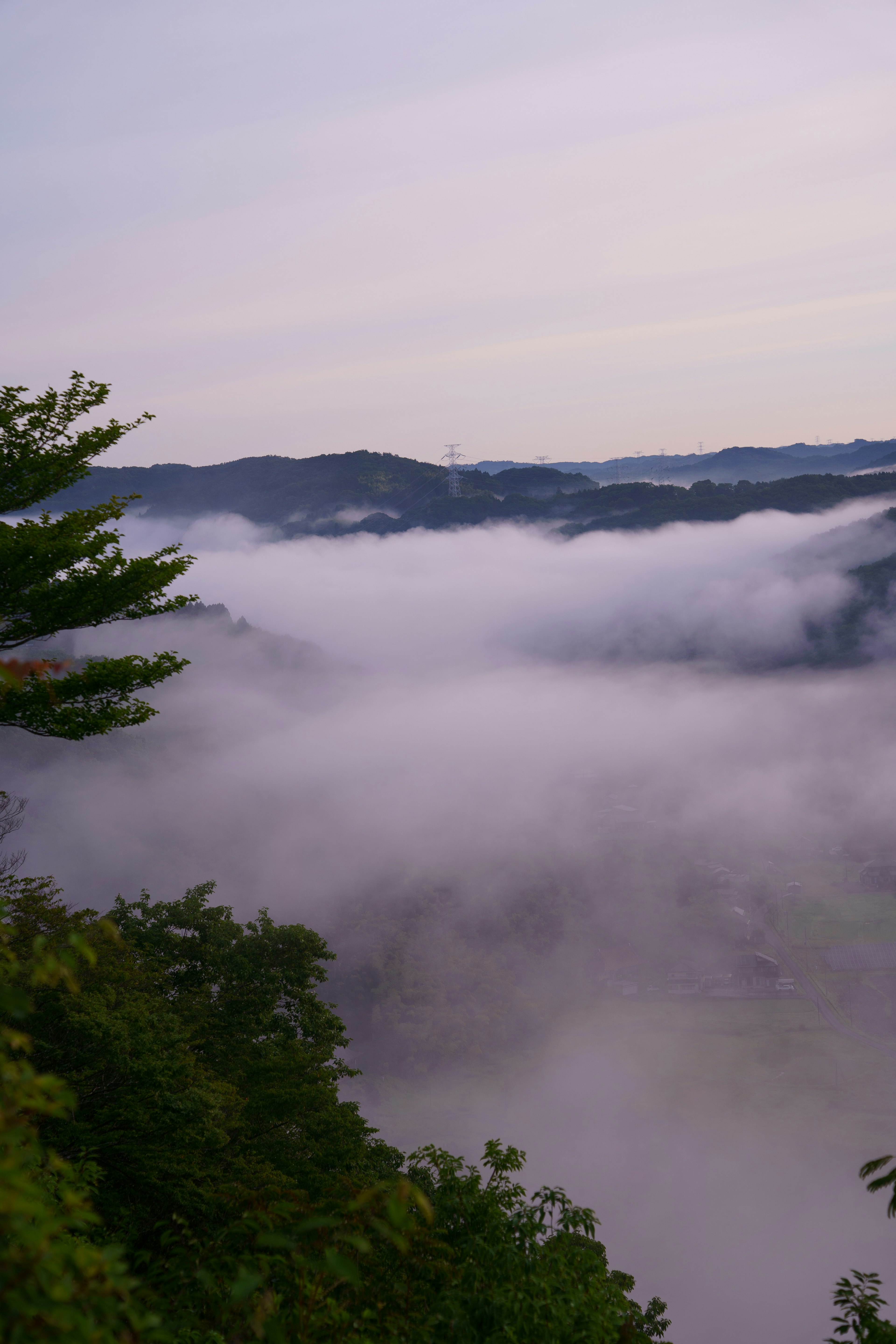 被雾气笼罩的山脉景观和宁静的天空