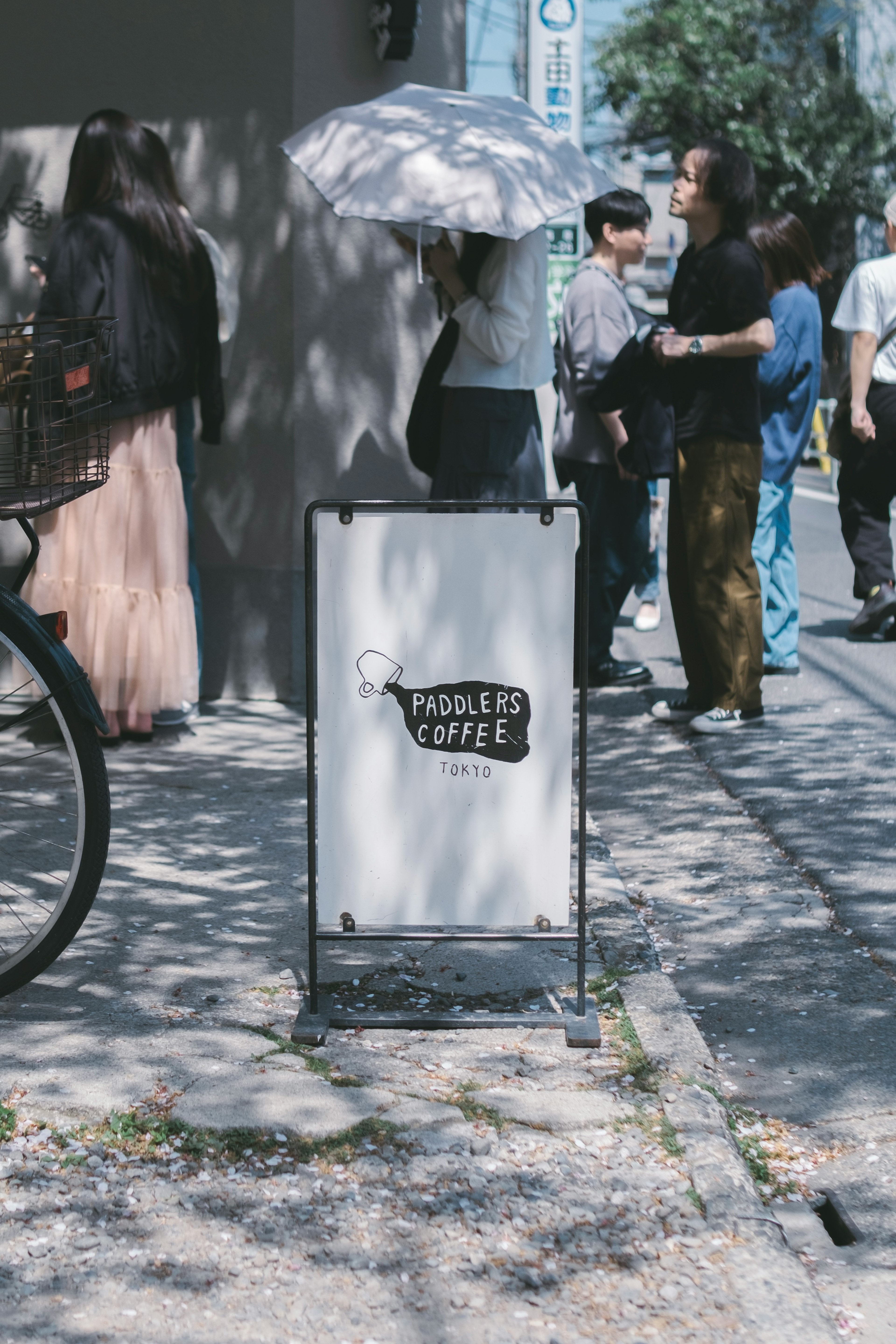 Cartel de café con personas en un entorno urbano