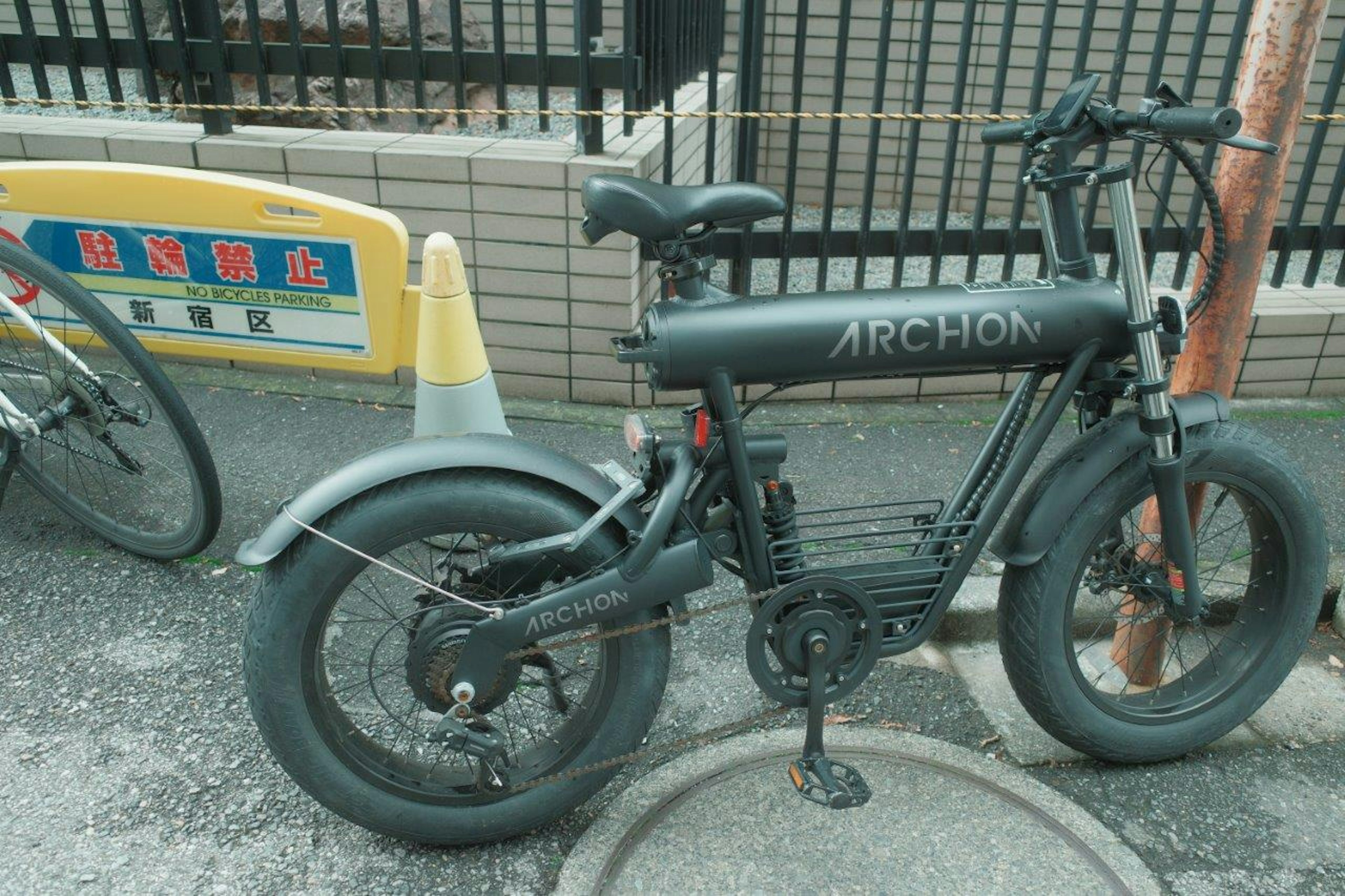 Ein schwarzes E-Bike, das in einer städtischen Umgebung geparkt ist