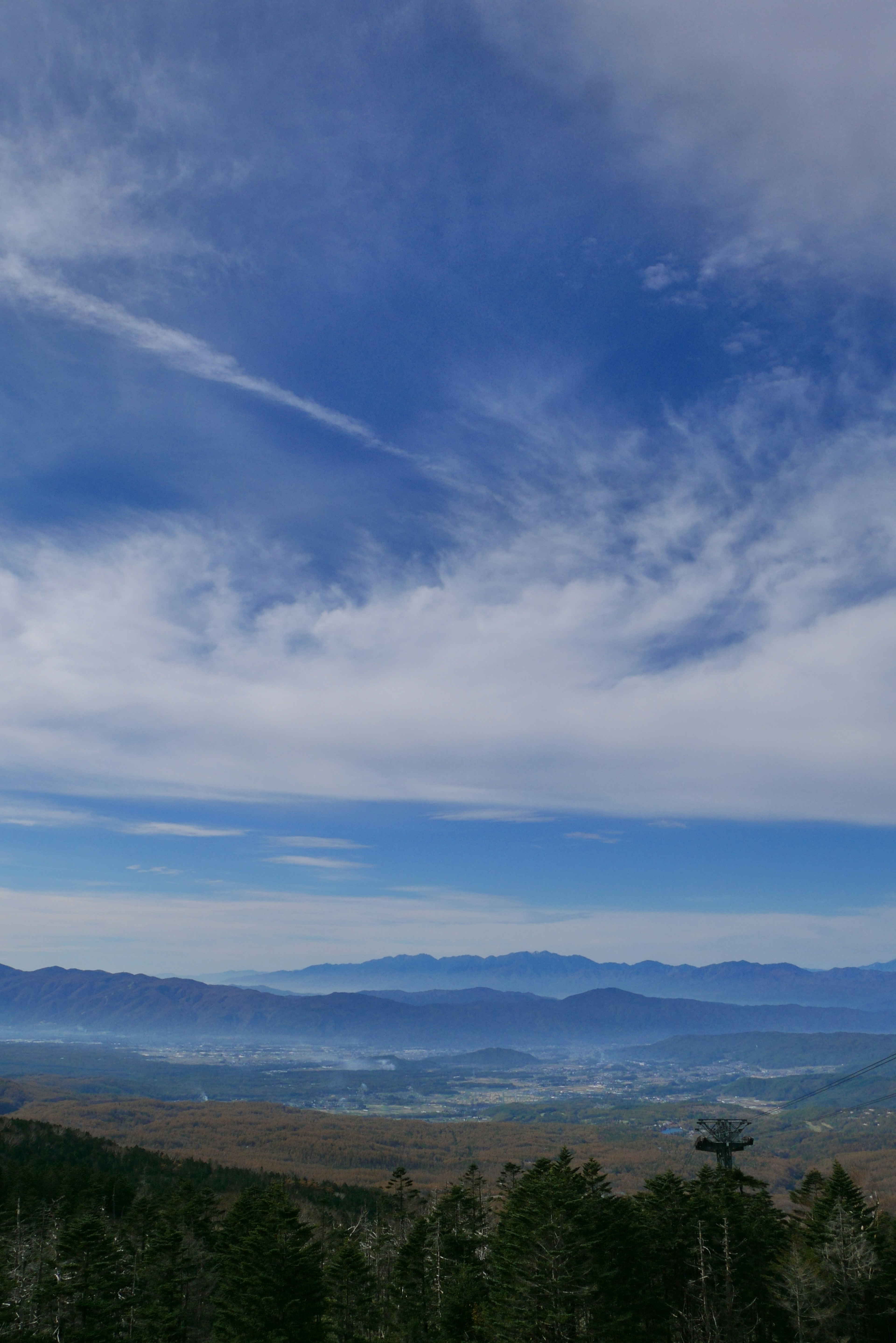 Pemandangan pegunungan dengan langit biru dan awan putih