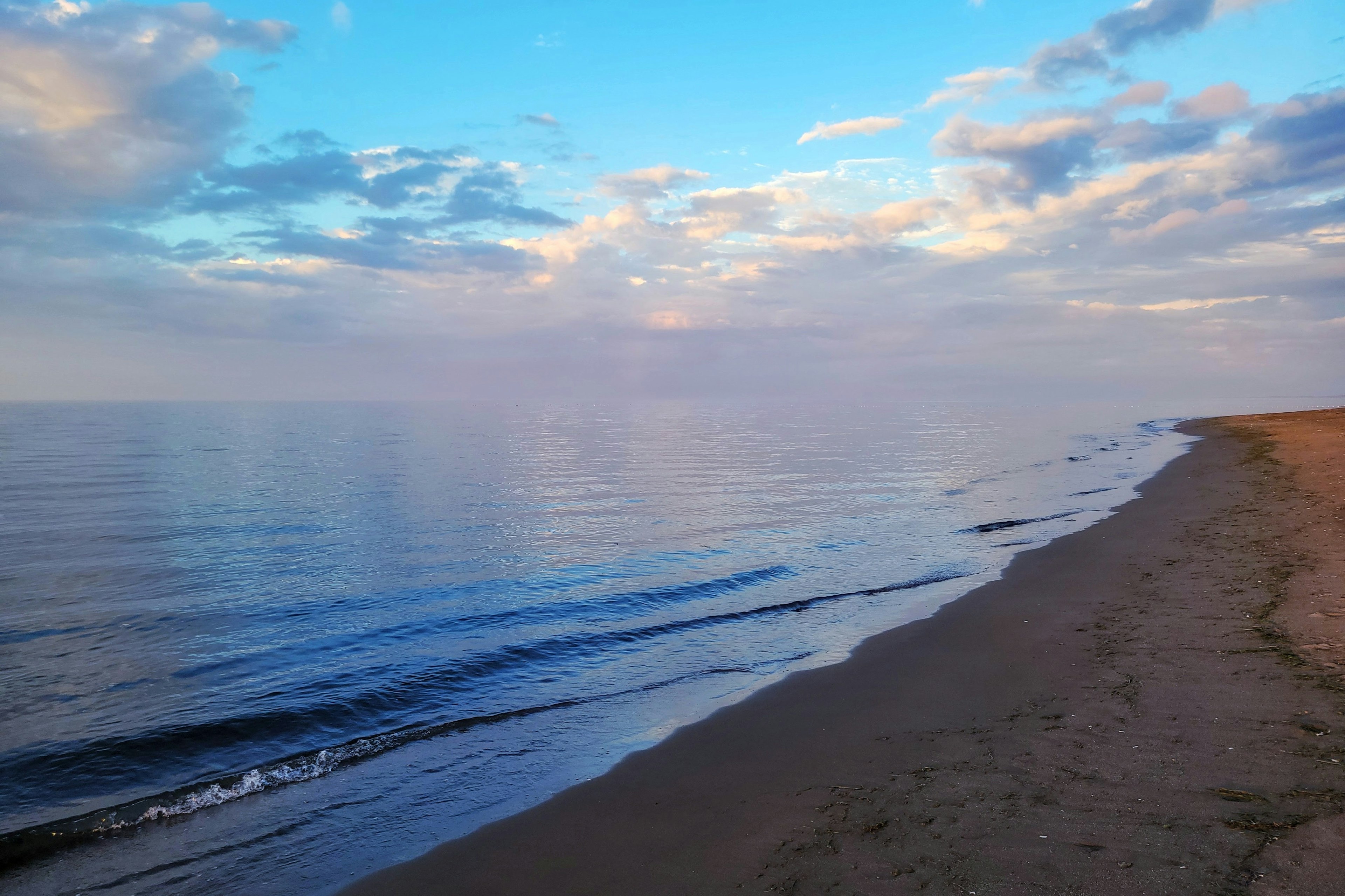 Ruhige Meereslandschaft und blauer Himmel mit Strandwellen