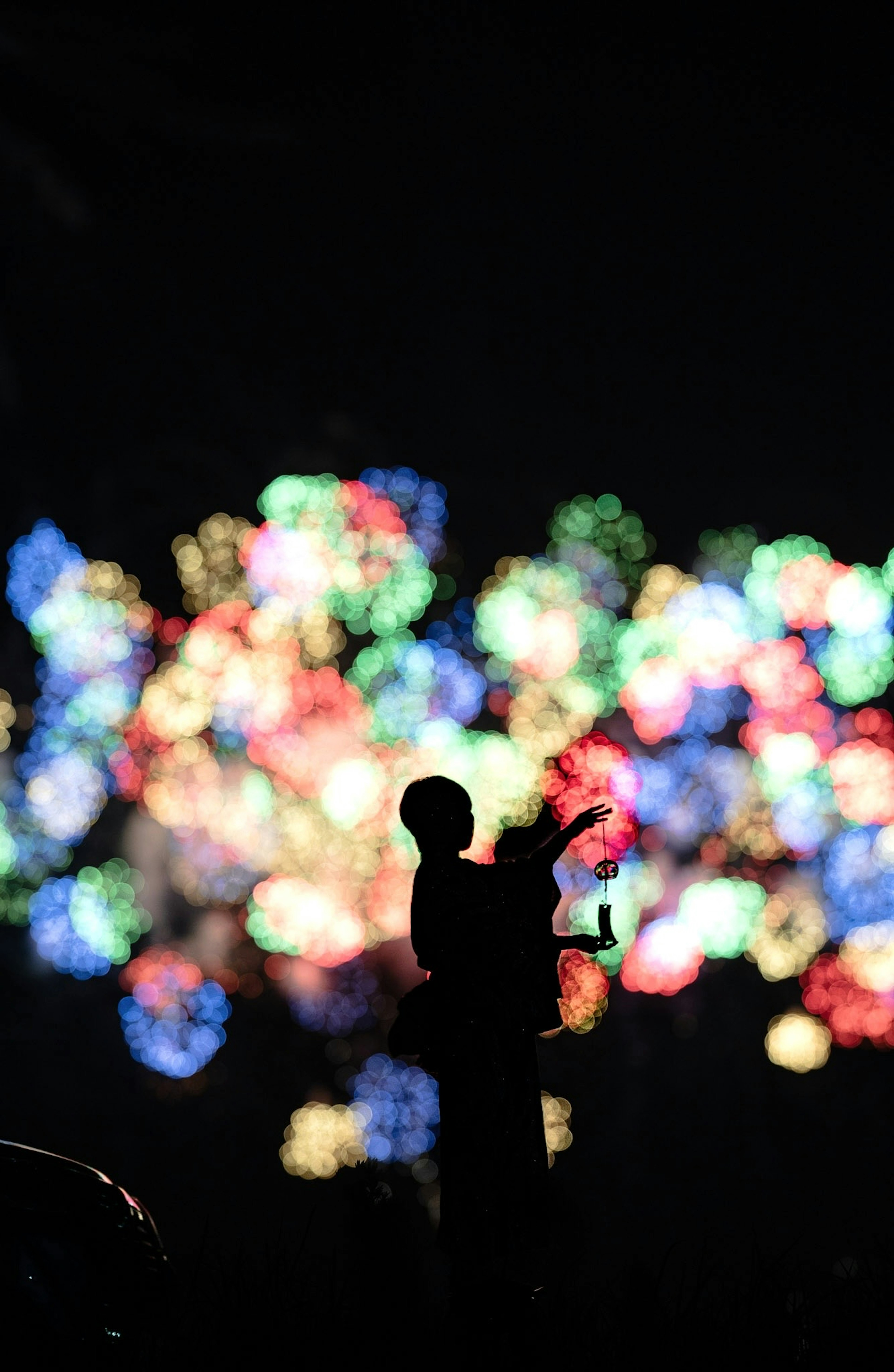 Silhouette di una persona davanti a luci colorate