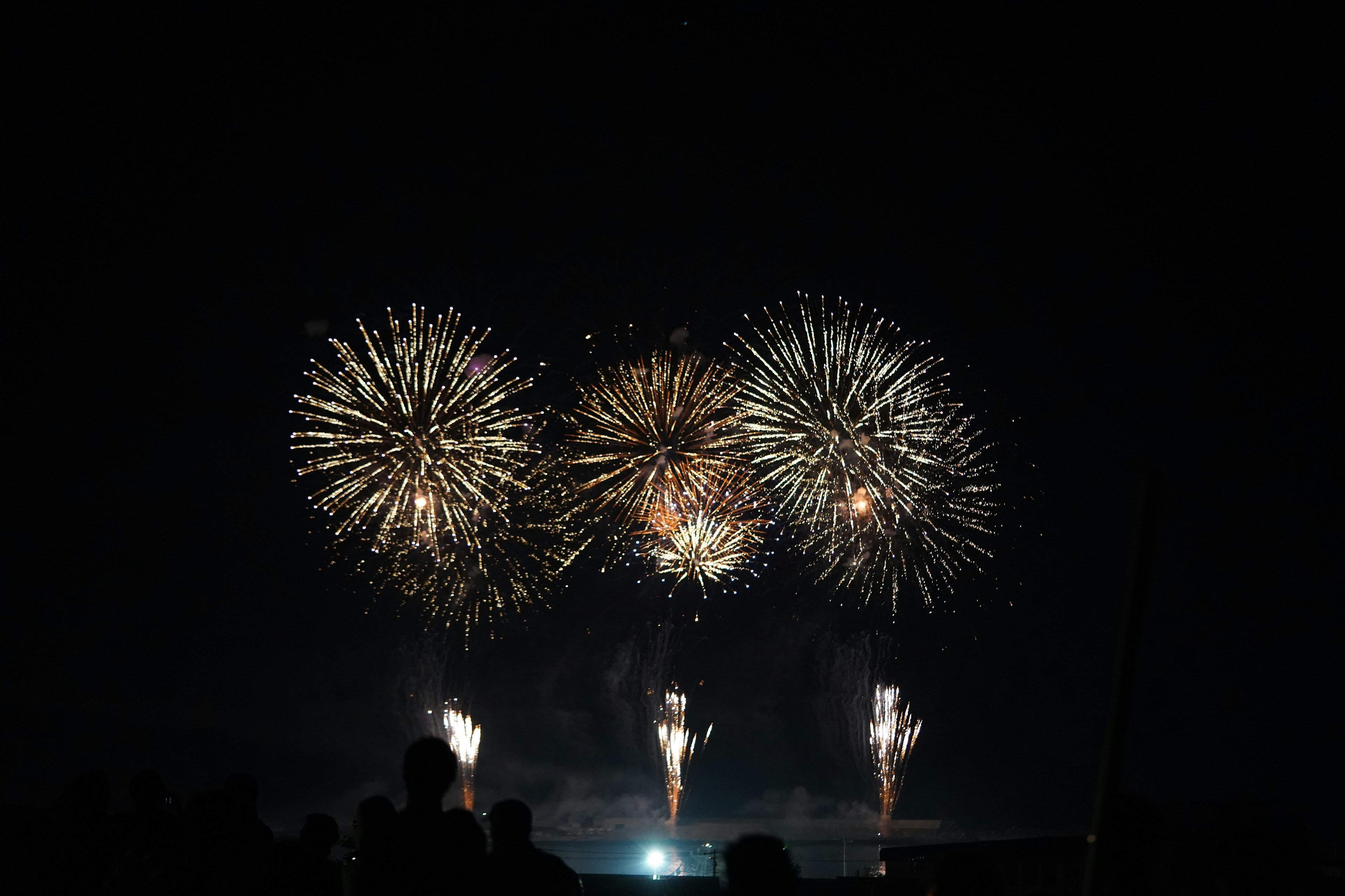 Quatre feux d'artifice colorés éclatant dans le ciel nocturne