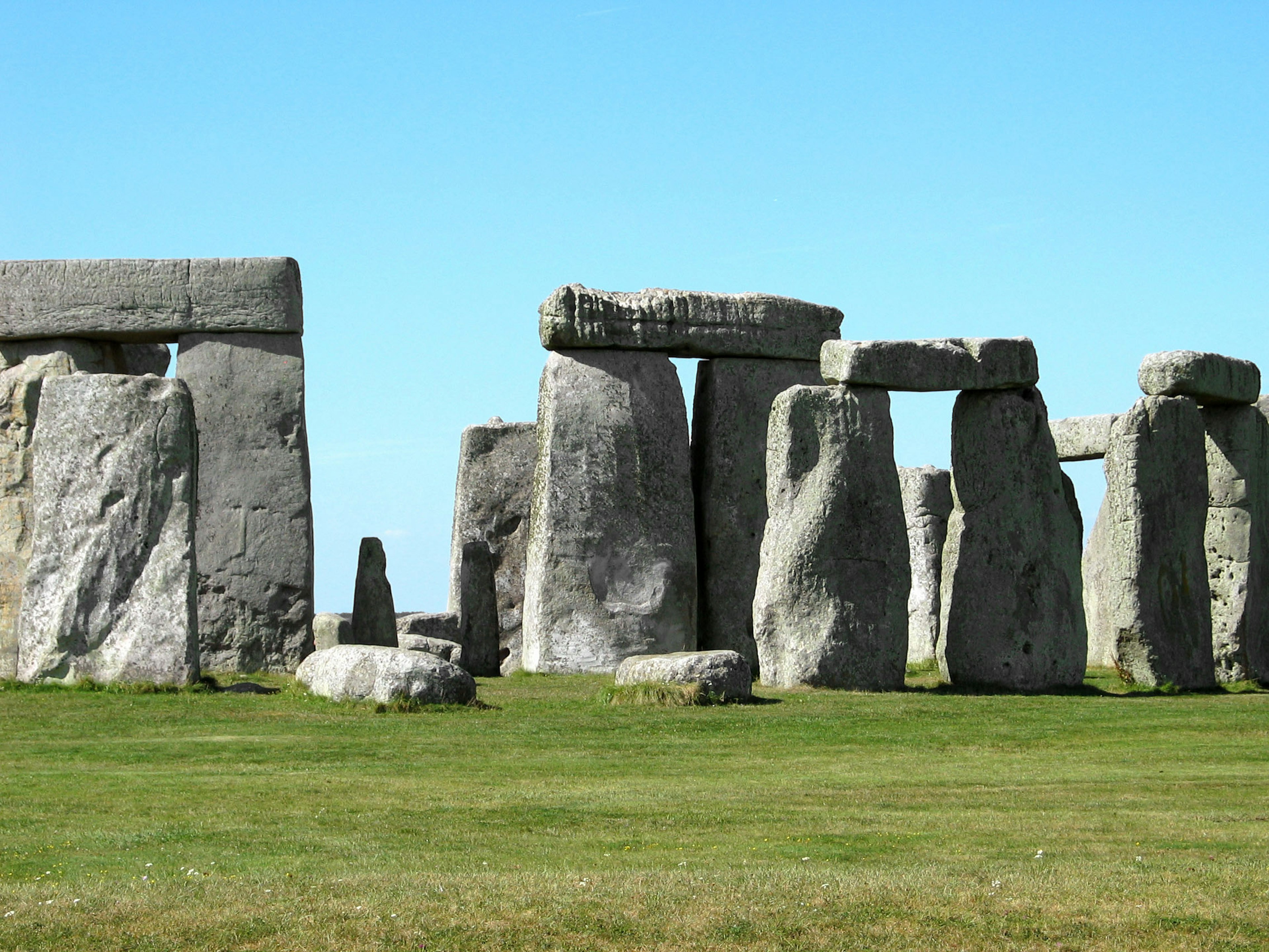 Struktur batu besar Stonehenge di bawah langit biru yang cerah