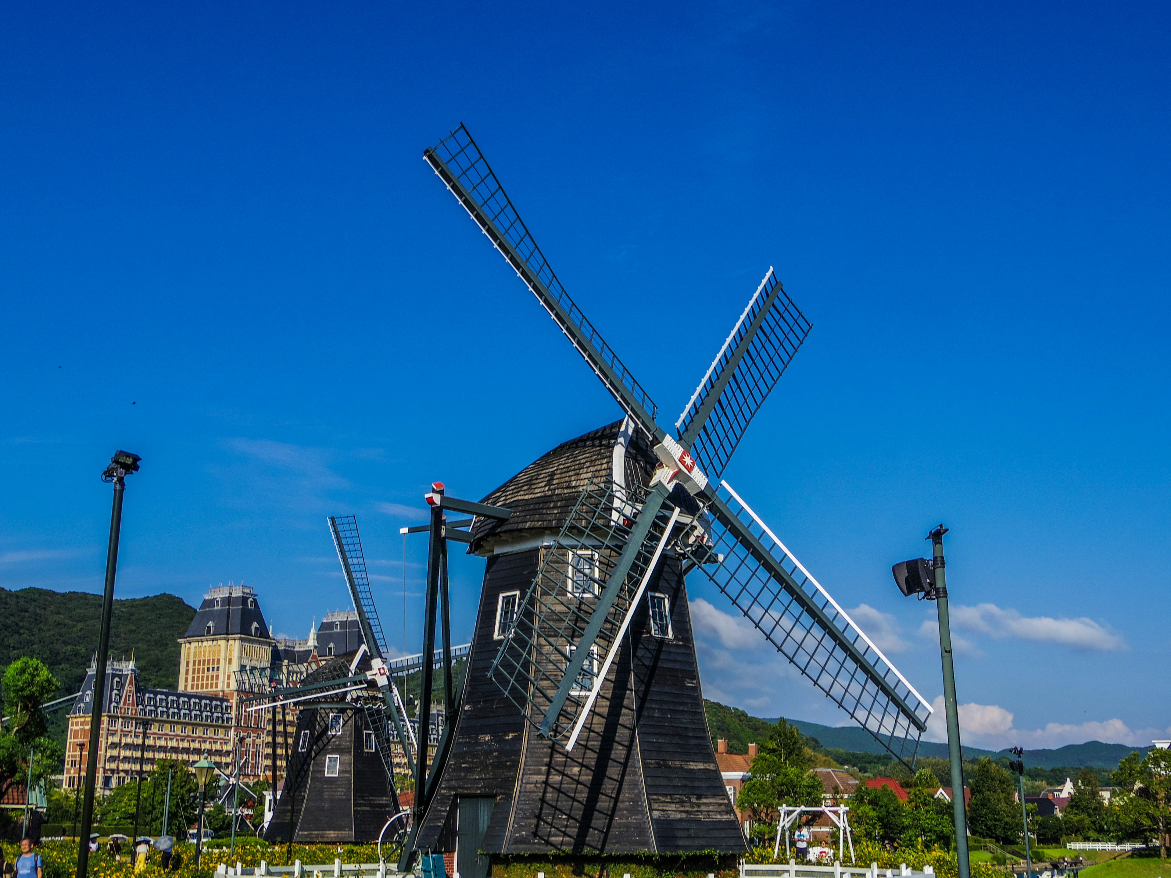 Un paysage pittoresque d'un moulin à vent sous un ciel bleu