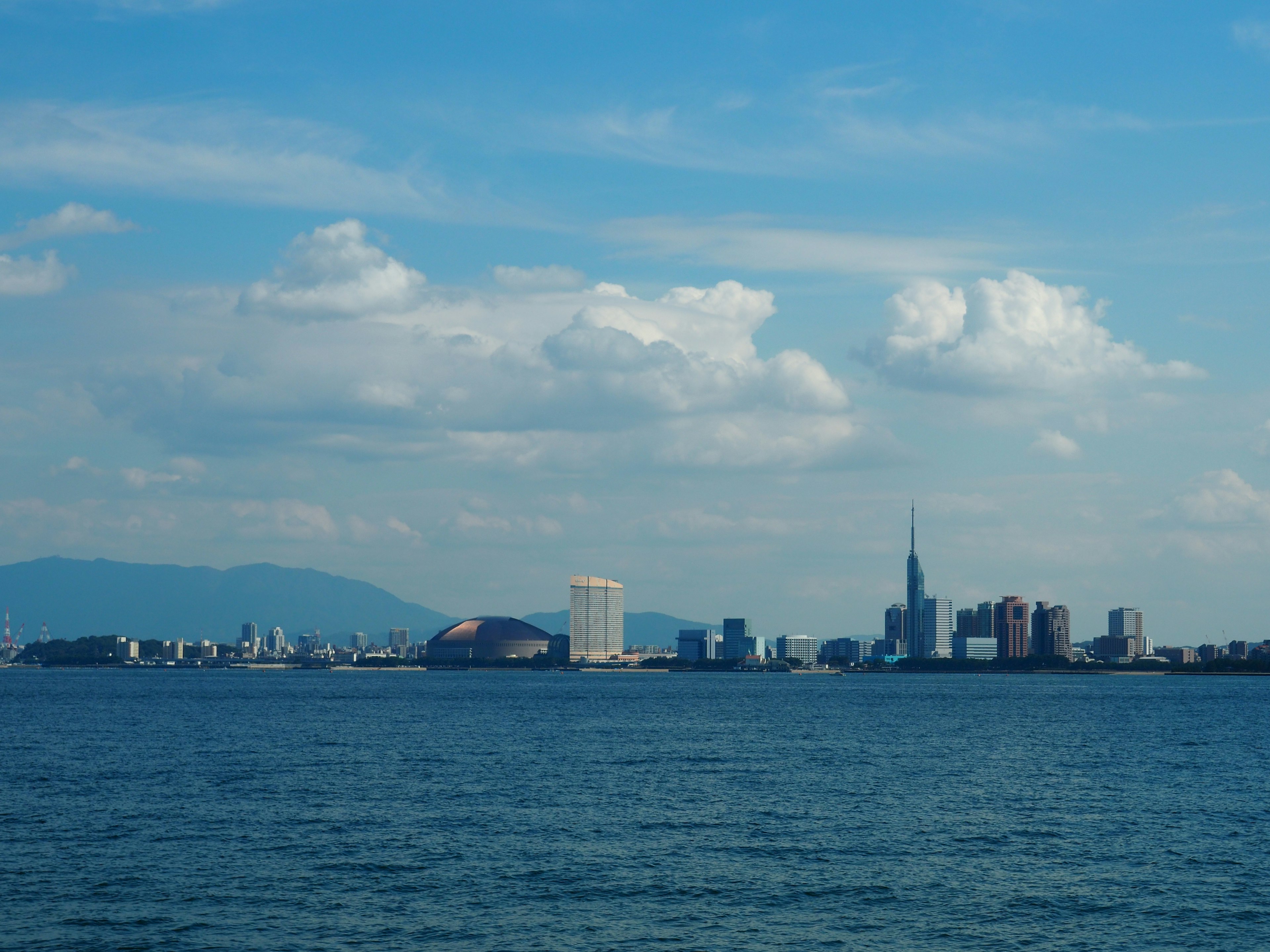 水面上的城市天际线和蓝天