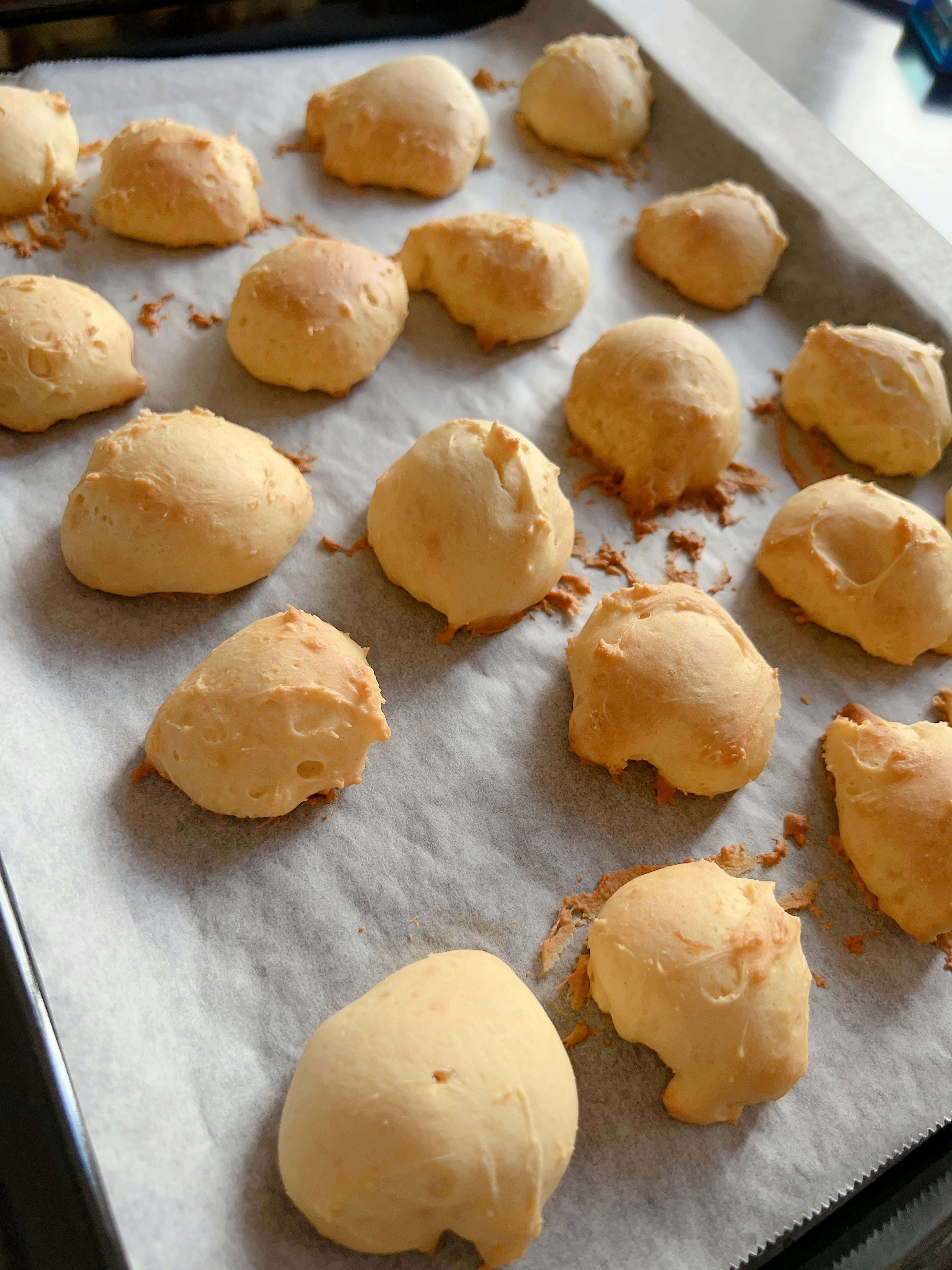 Baking tray with freshly shaped cookie dough pieces