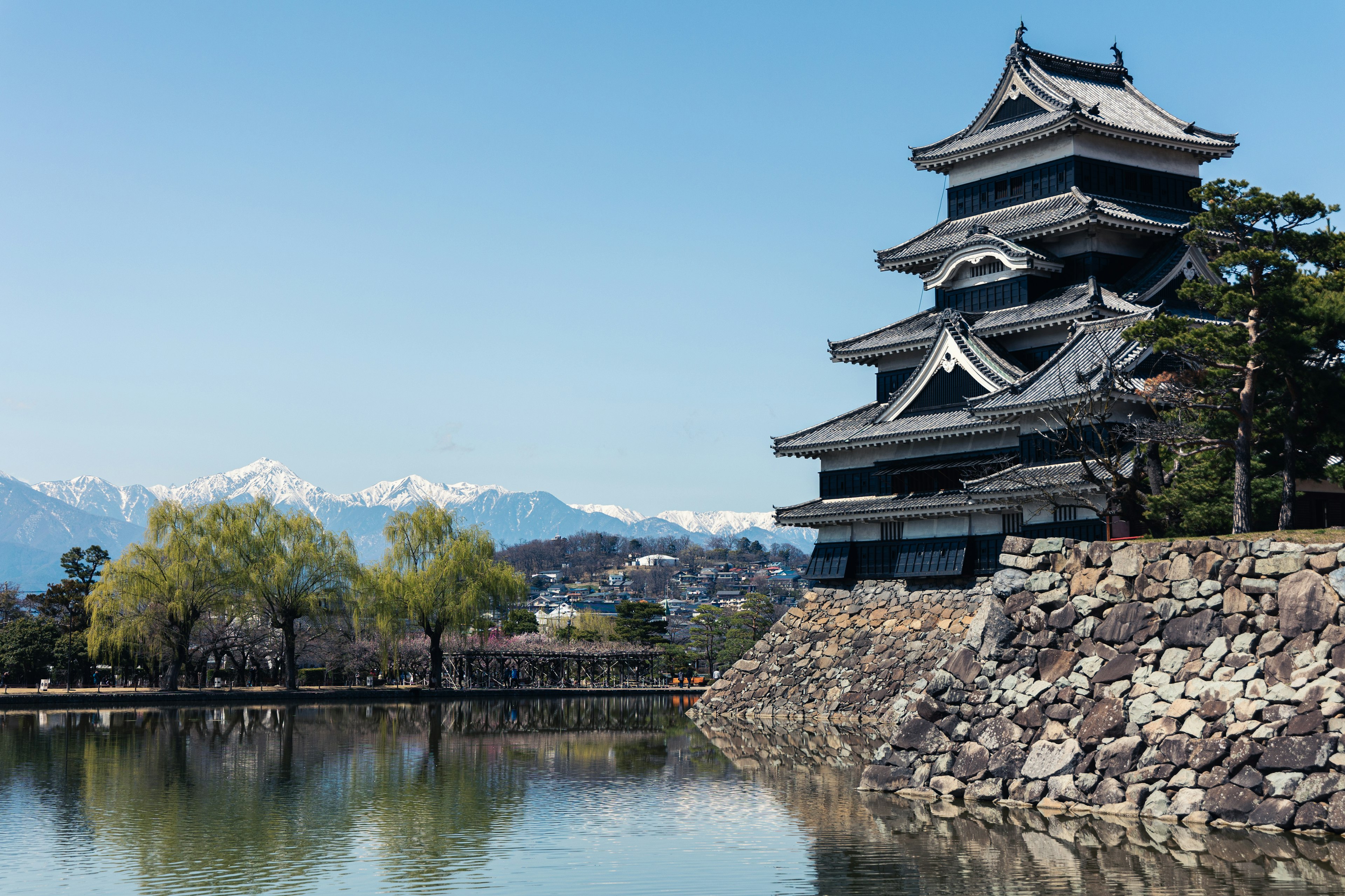 松本城の美しい景色と雪山の背景