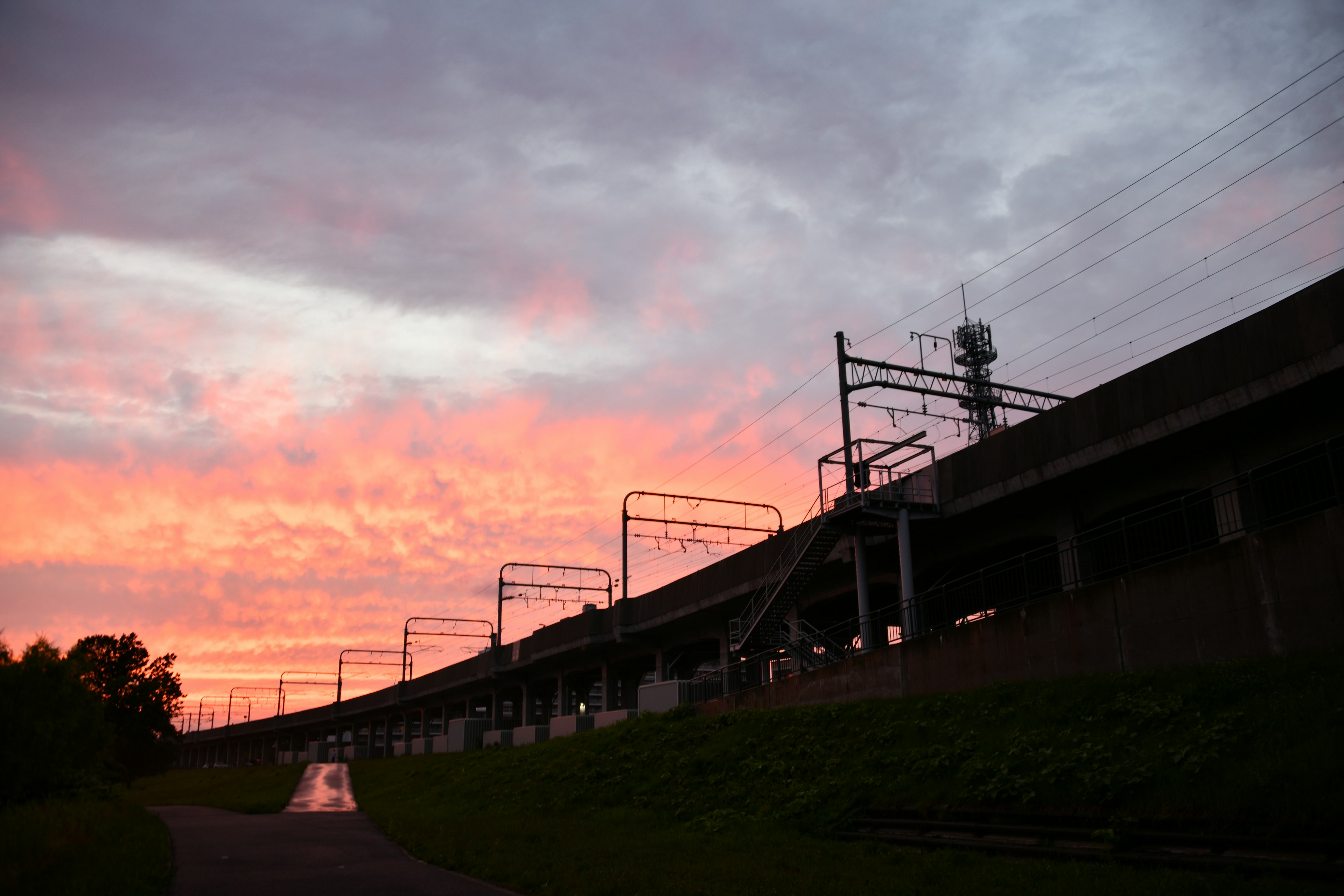 Silhouette d'un chemin de fer surélevé contre un beau ciel au coucher du soleil