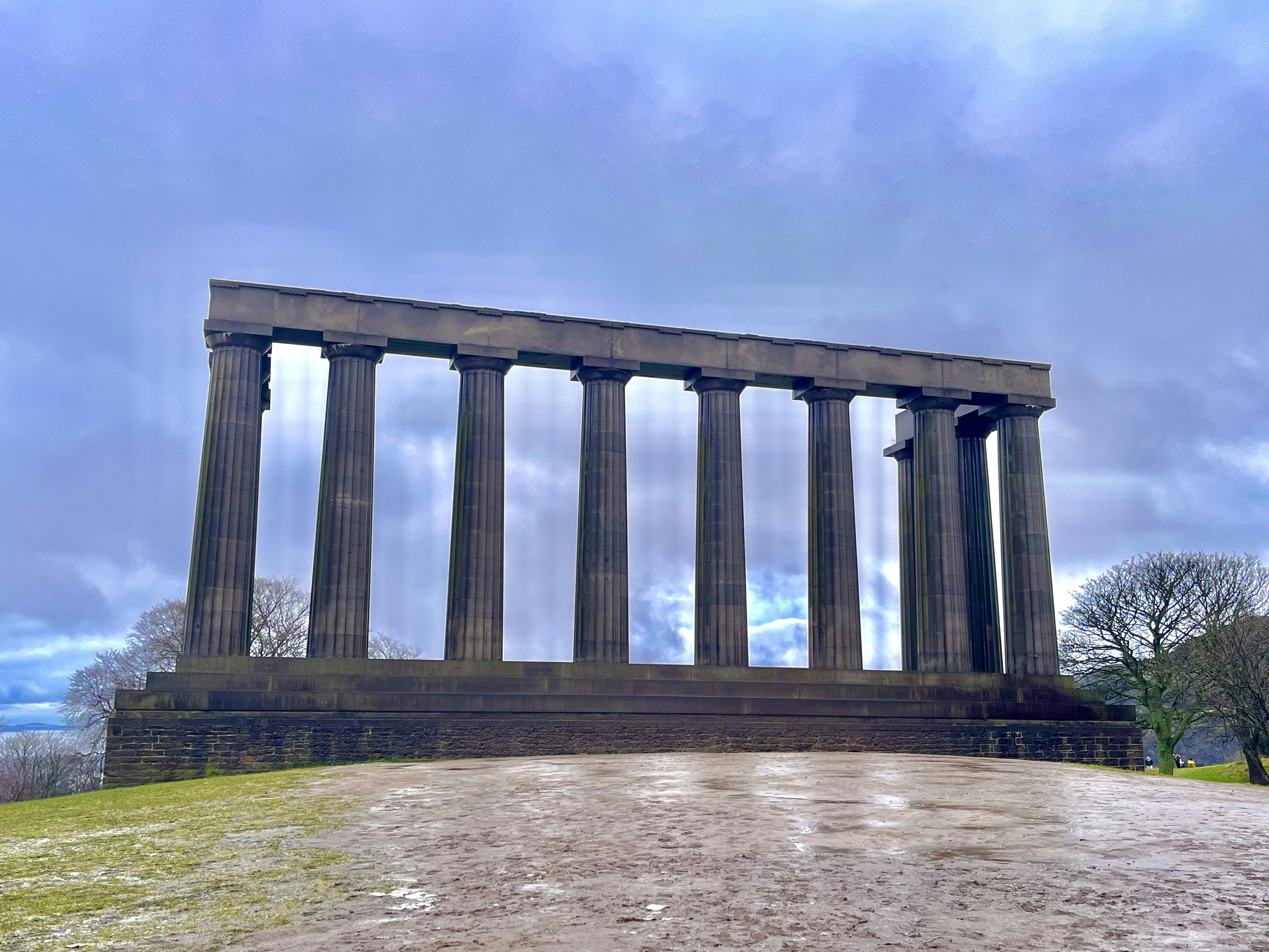 Pemandangan monumen dengan kolom bergaya Yunani kuno