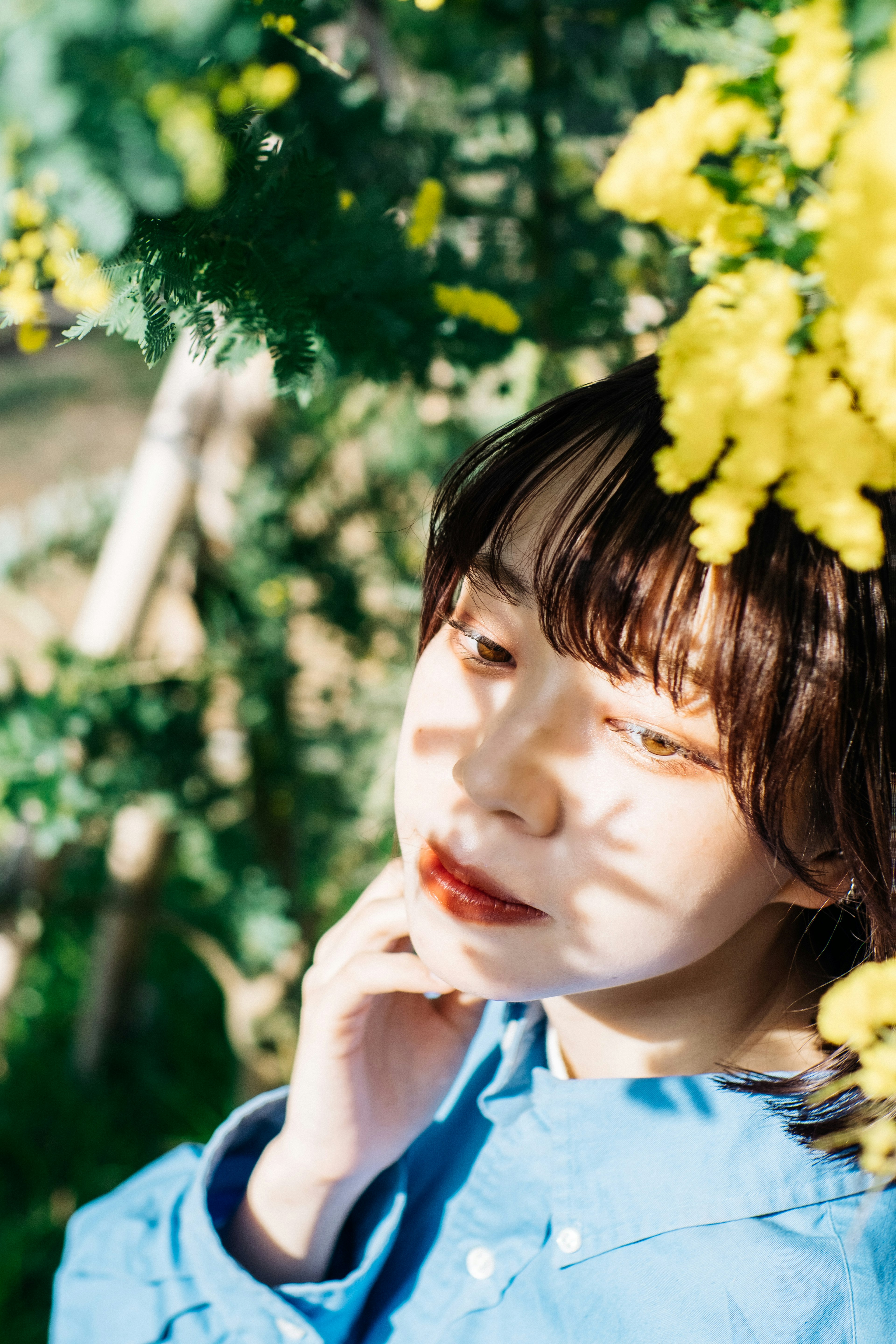 綠色背景和黃色花朵的女性肖像