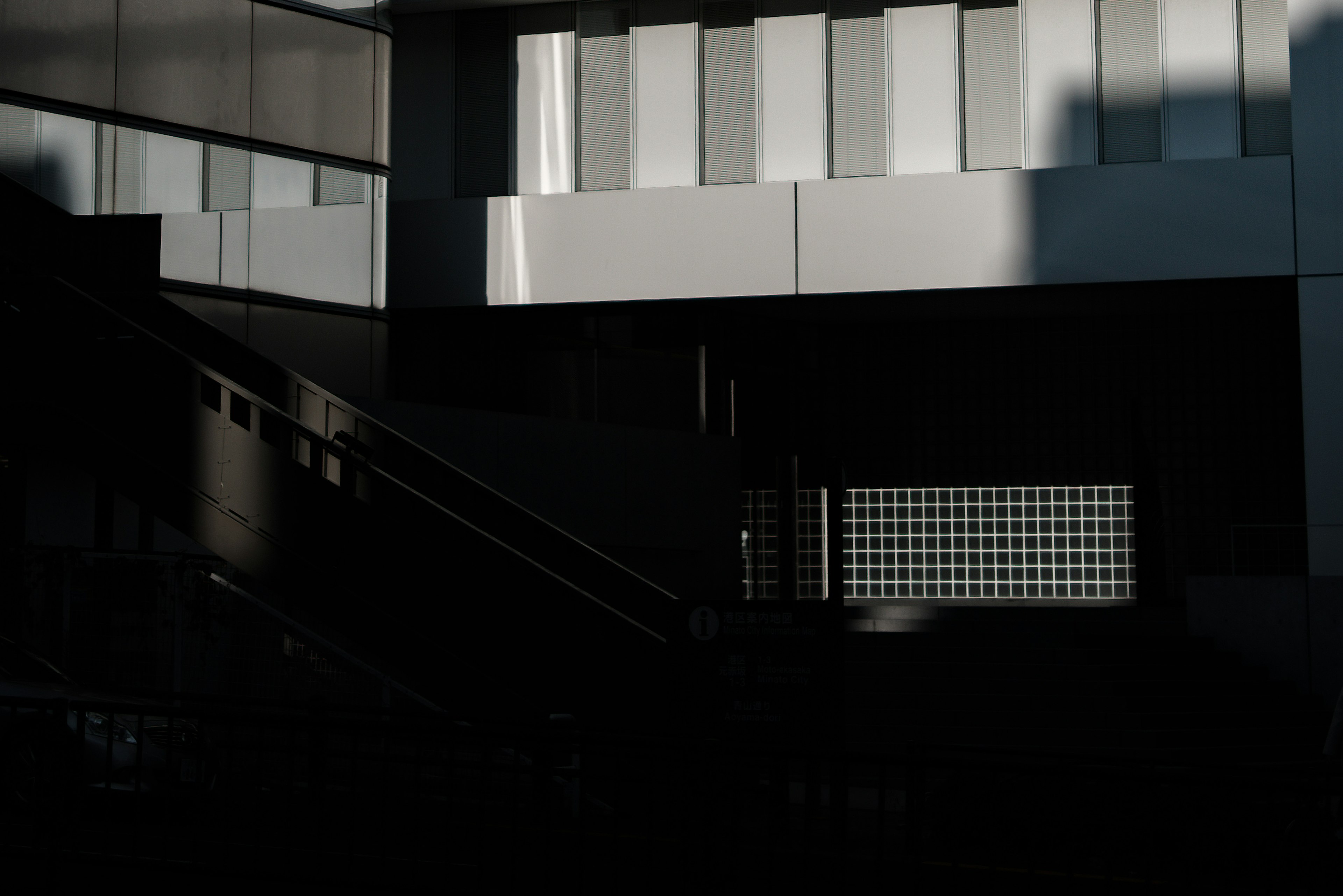 Contraste de la fachada moderna del edificio y sombras