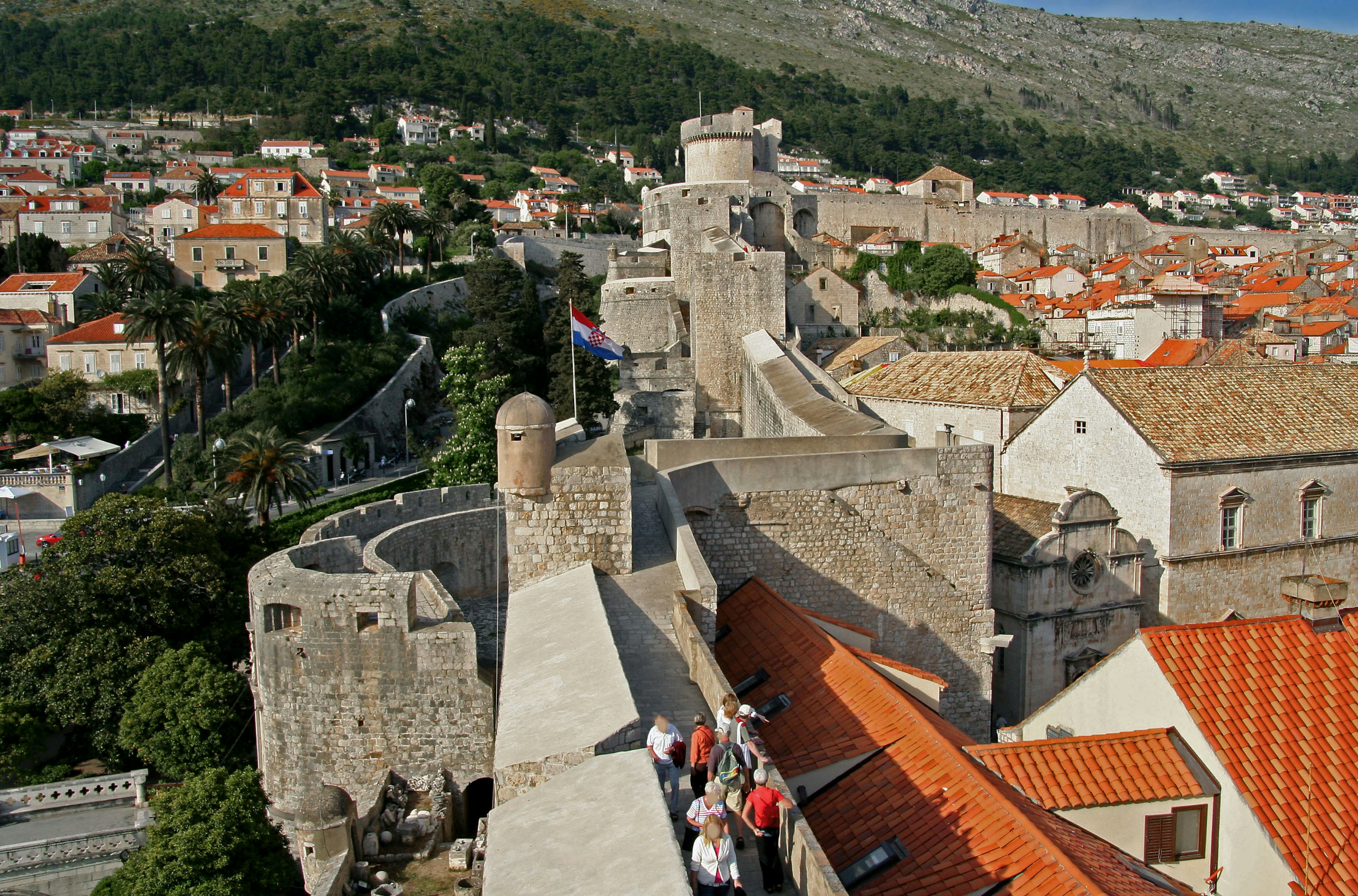 Pemandangan Dubrovnik dari tembok kota dengan bangunan atap merah