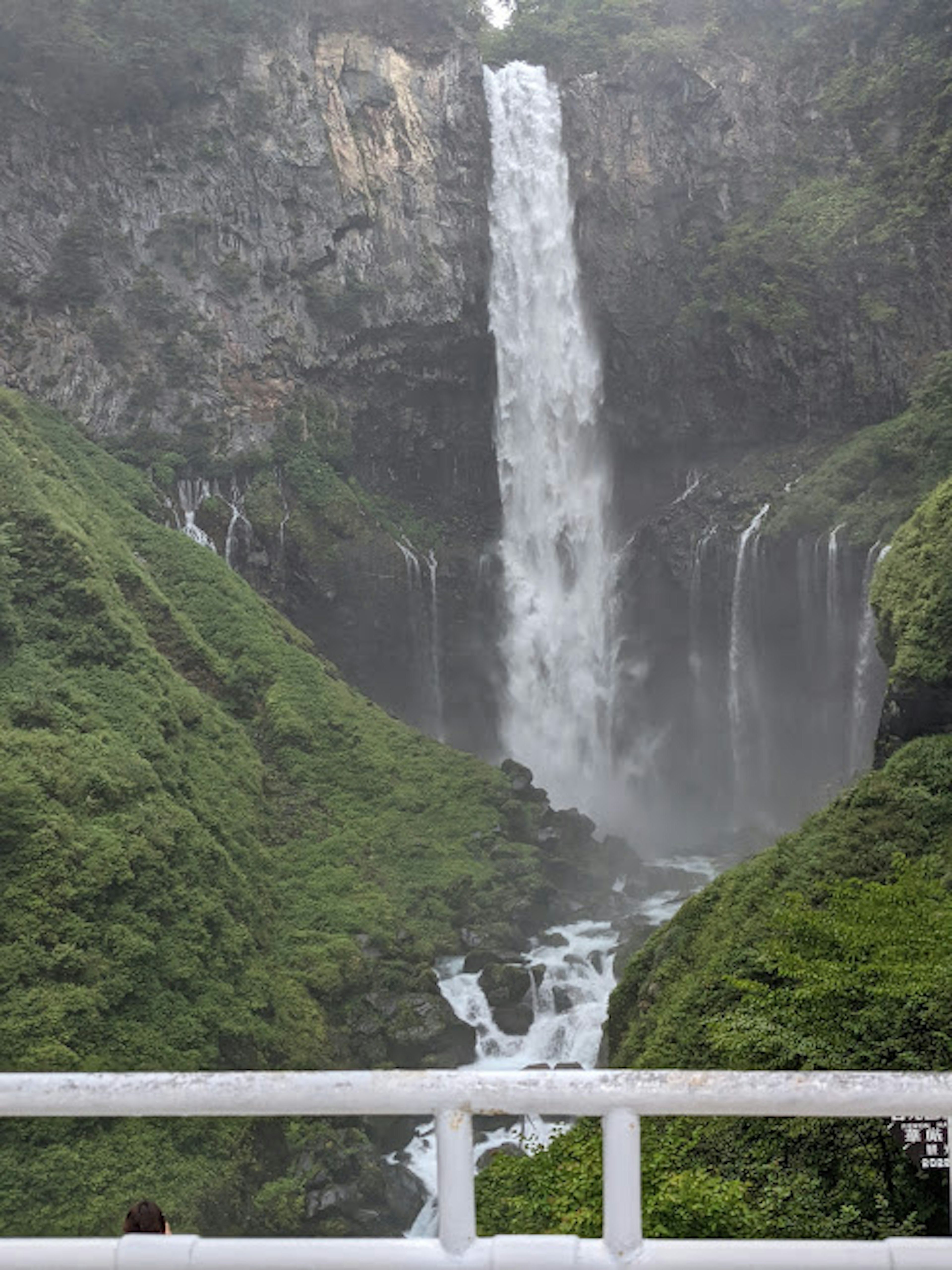 Una splendida cascata circondata da montagne verdi