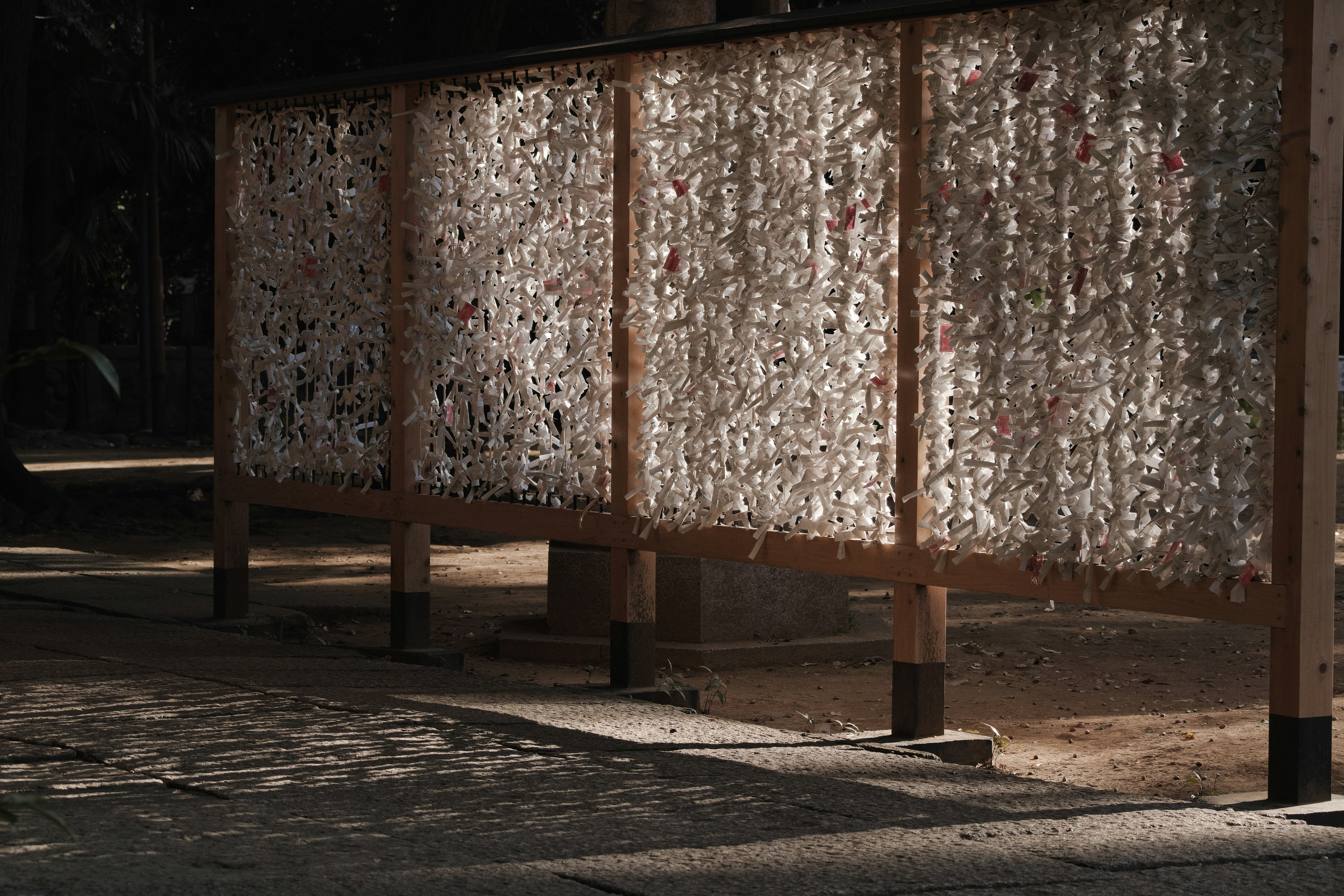 Une structure en bois avec un mur de surface brillante