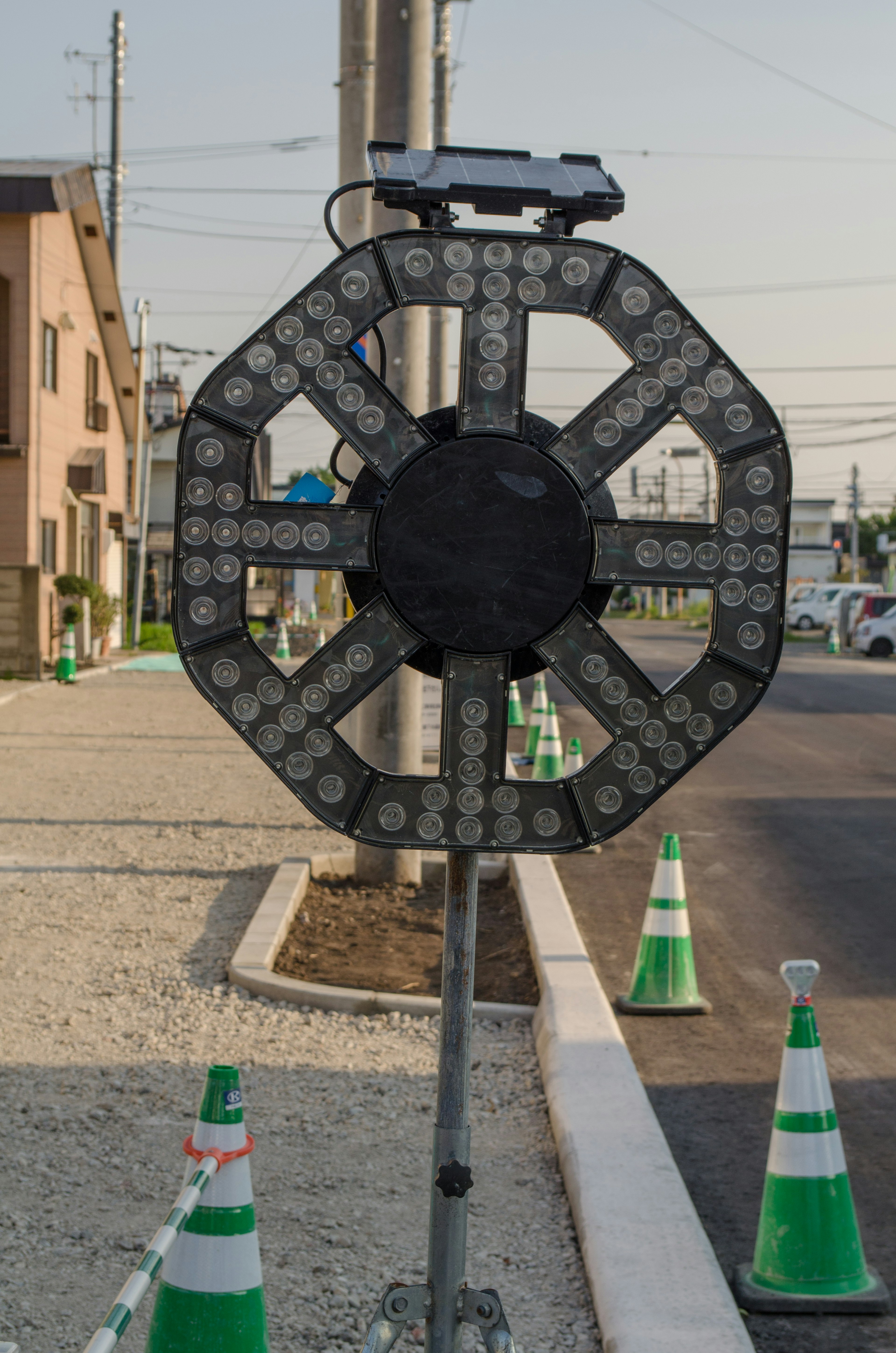 Vista trasera de una señal de tráfico LED en la calle Diseño circular negro con luces LED blancas dispuestas alrededor