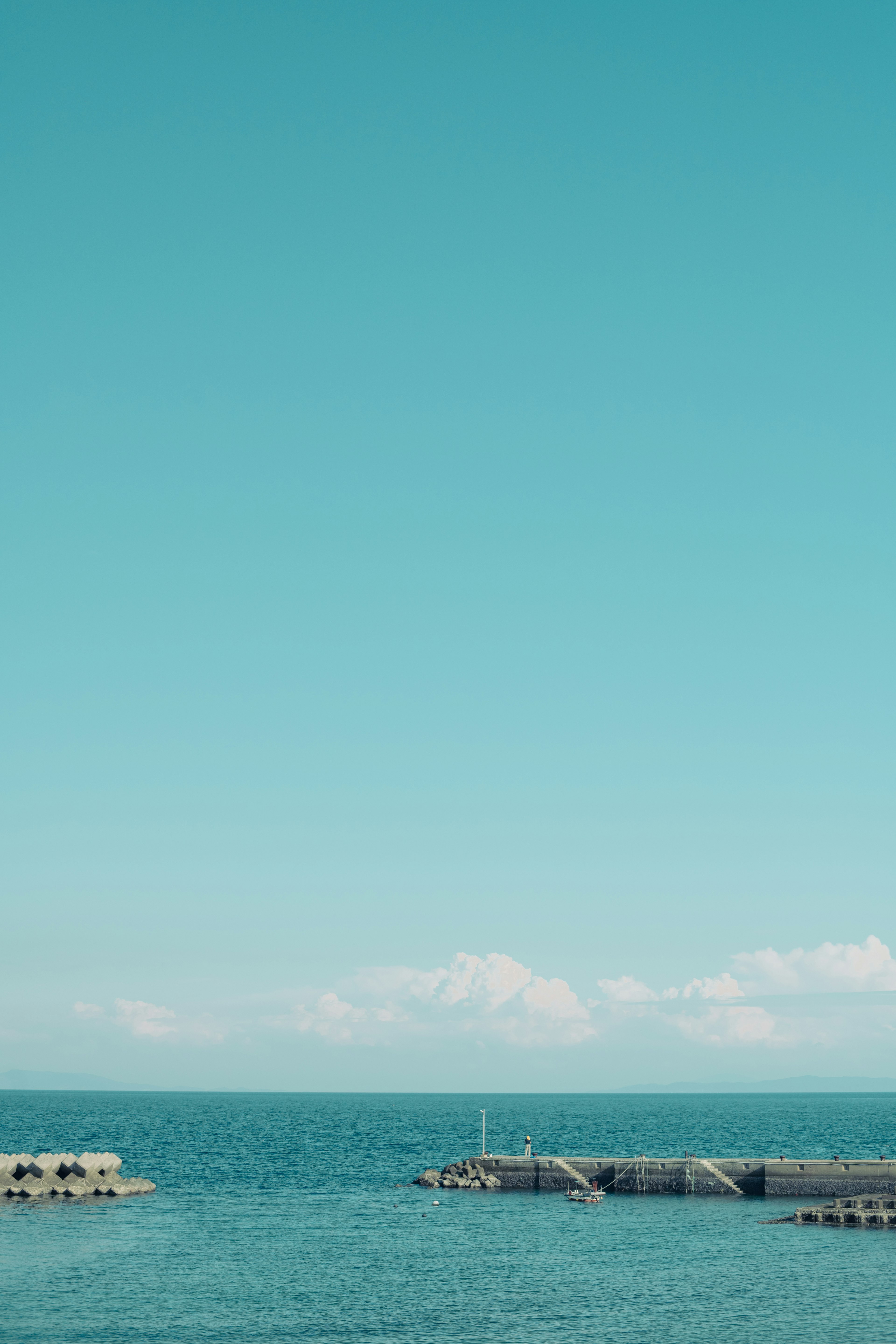 Vue panoramique du ciel bleu et de l'océan avec un quai visible