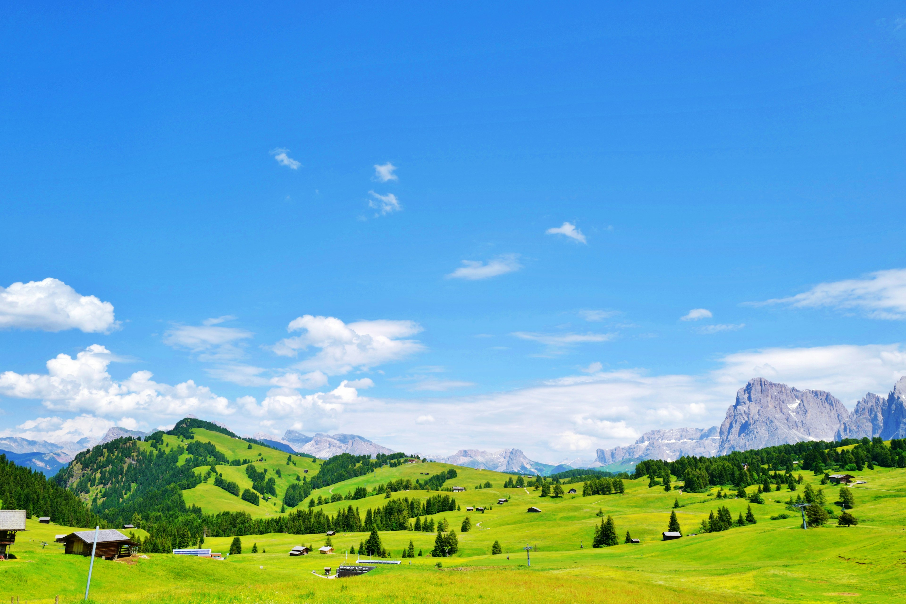 Üppige grüne Hügel unter einem strahlend blauen Himmel