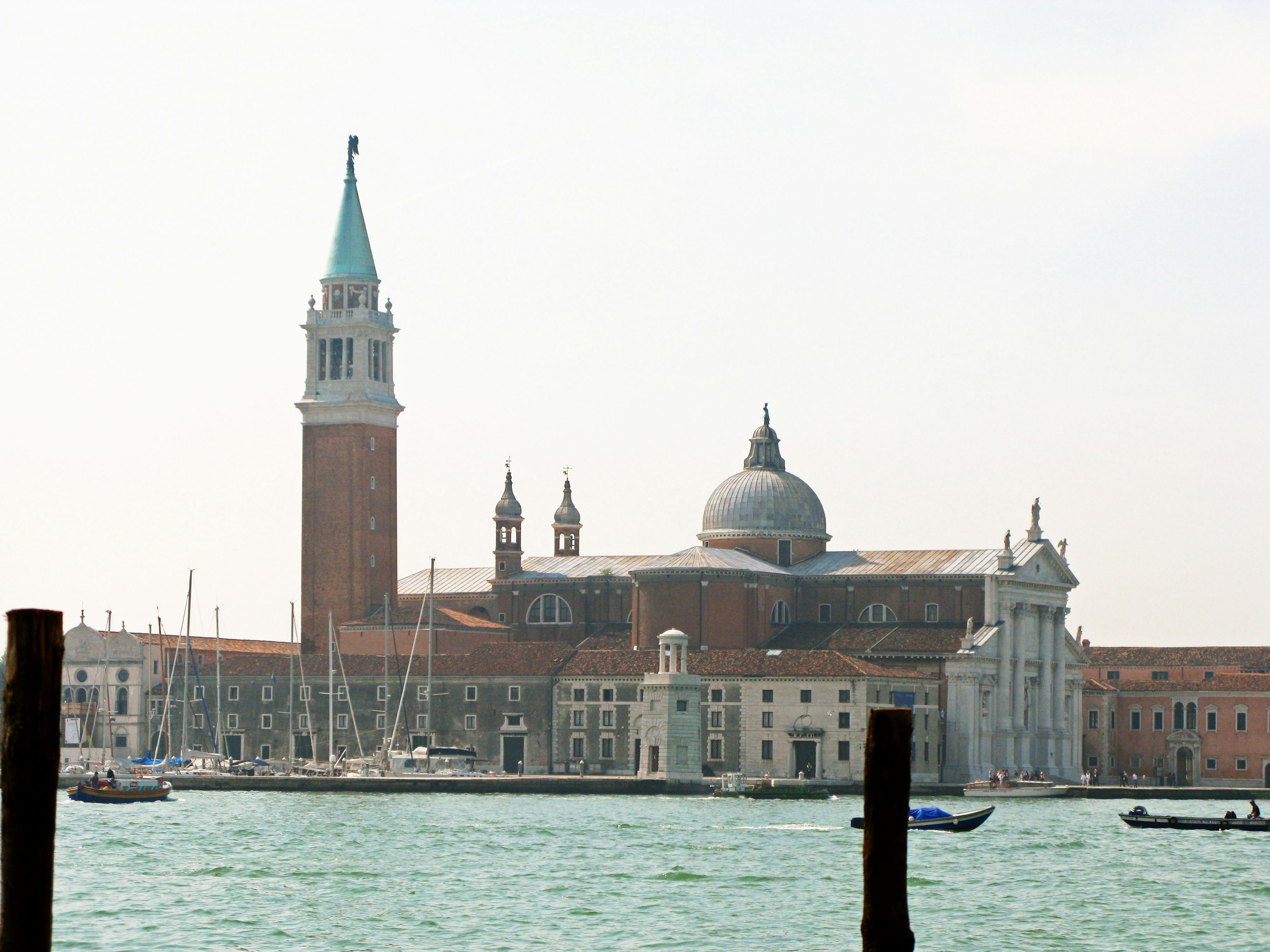 Cảnh nhìn về nhà thờ San Giorgio Maggiore và tháp chuông ở Venice