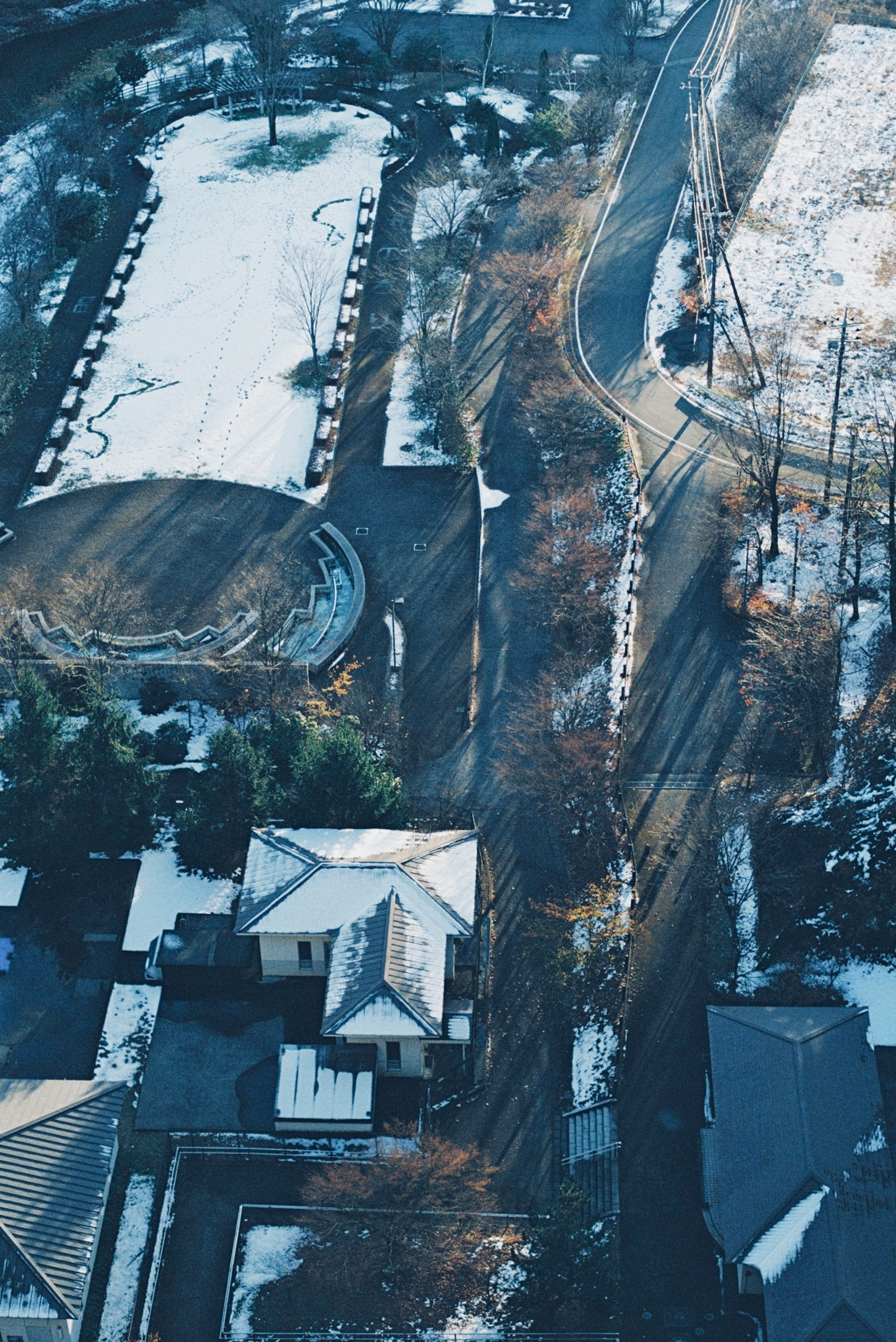 雪に覆われた住宅街の上空からの景色