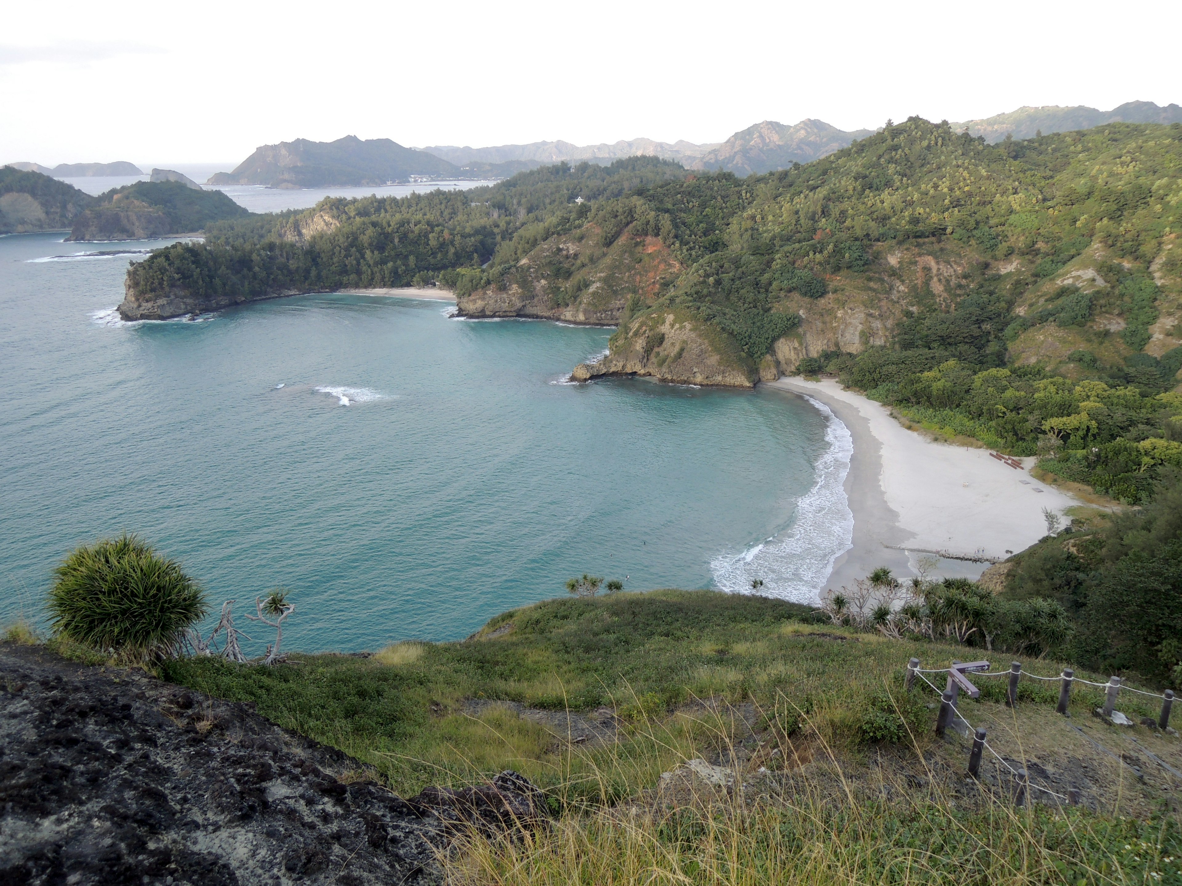 美しい海岸線と緑豊かな山々の風景