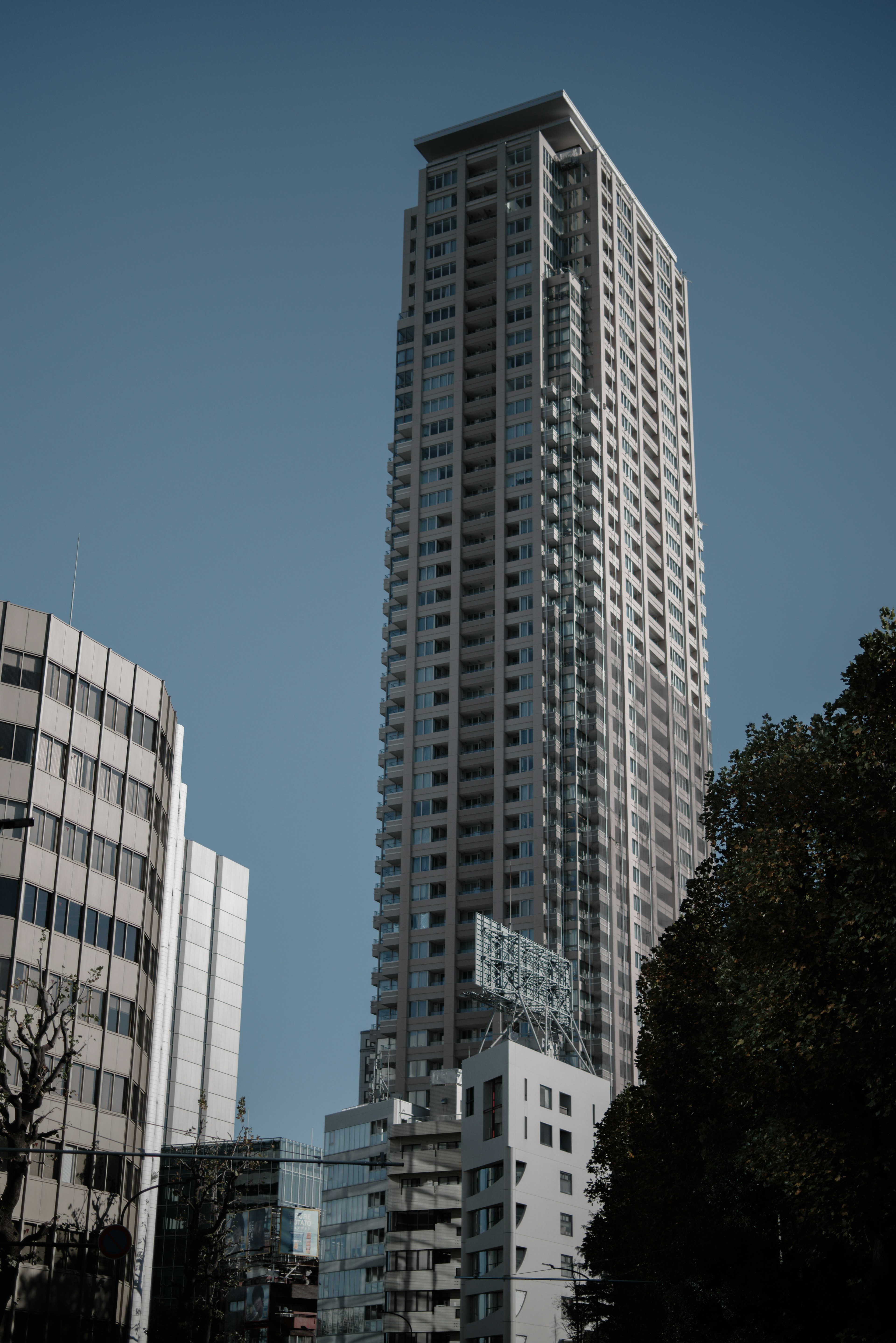 高層ビルが青空の下にそびえ立つ都市の風景