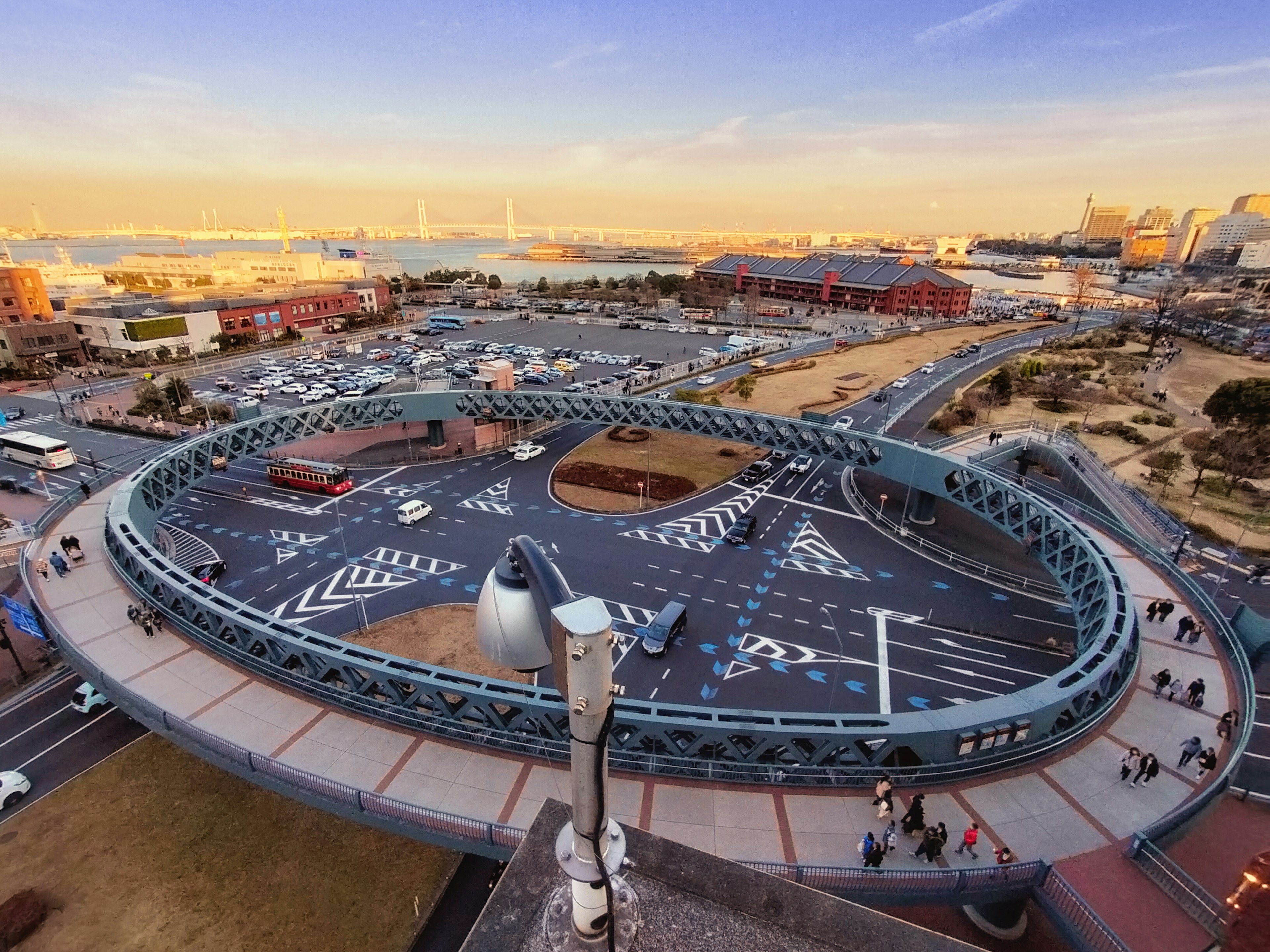 Moderner Fußgängerüberweg und Kreuzung in Yokohama bei Sonnenuntergang