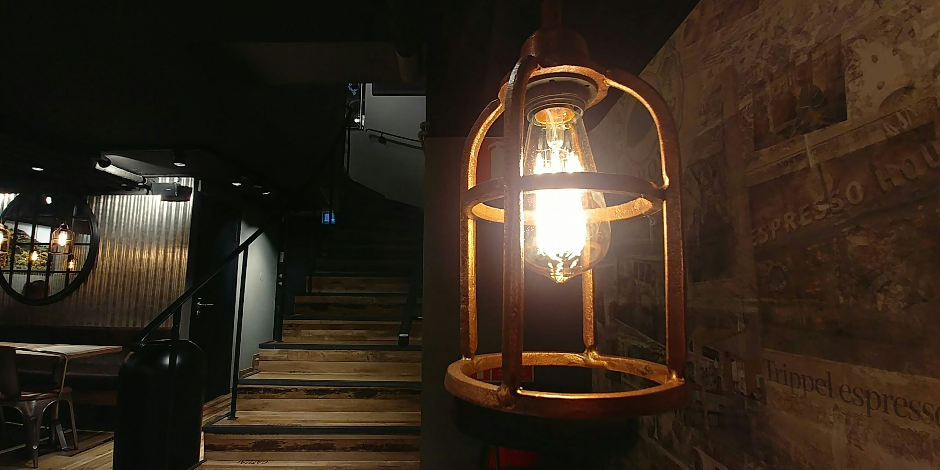 Lámpara de madera iluminando una escena de escalera