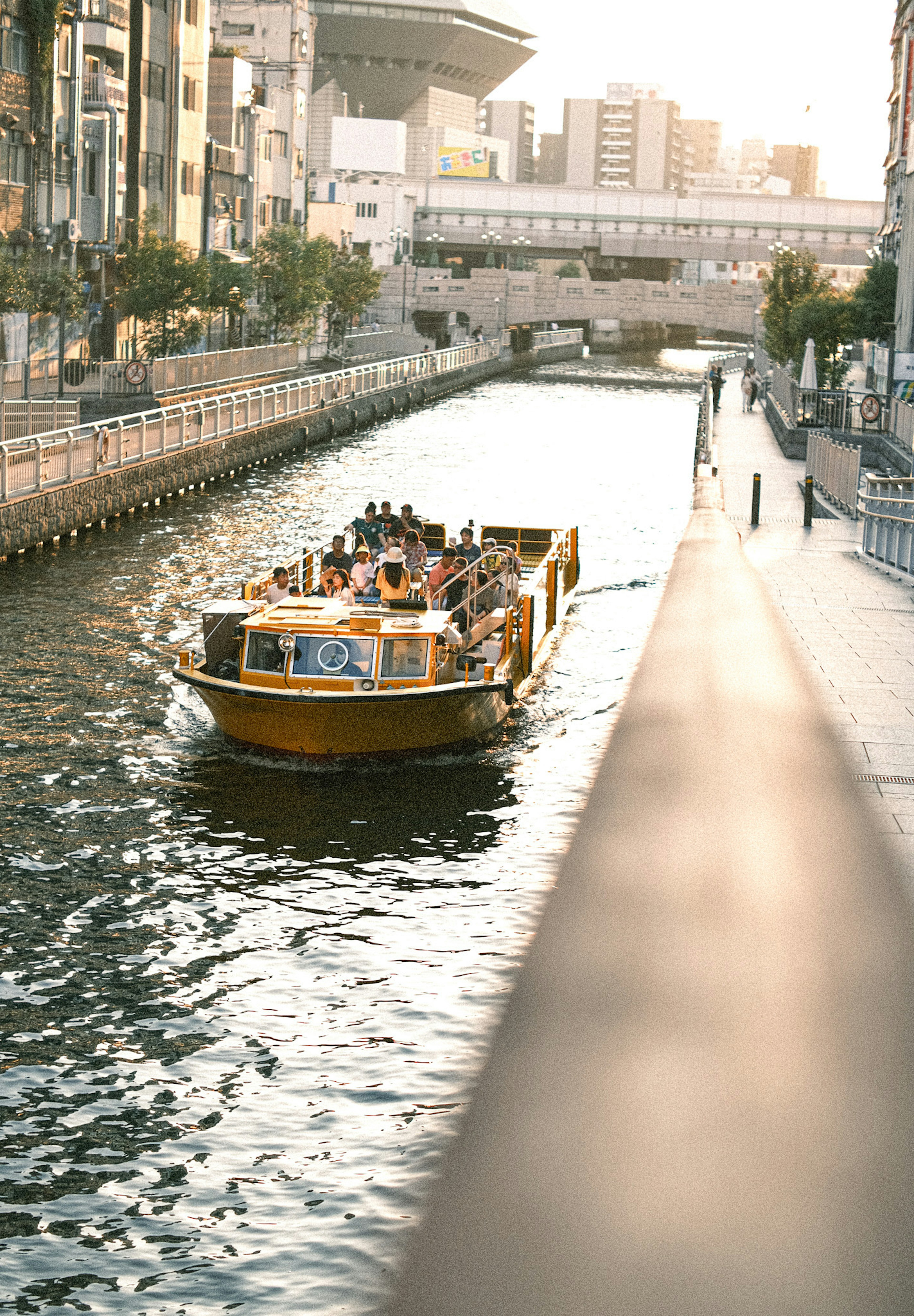 川を行く観光船と都市の背景