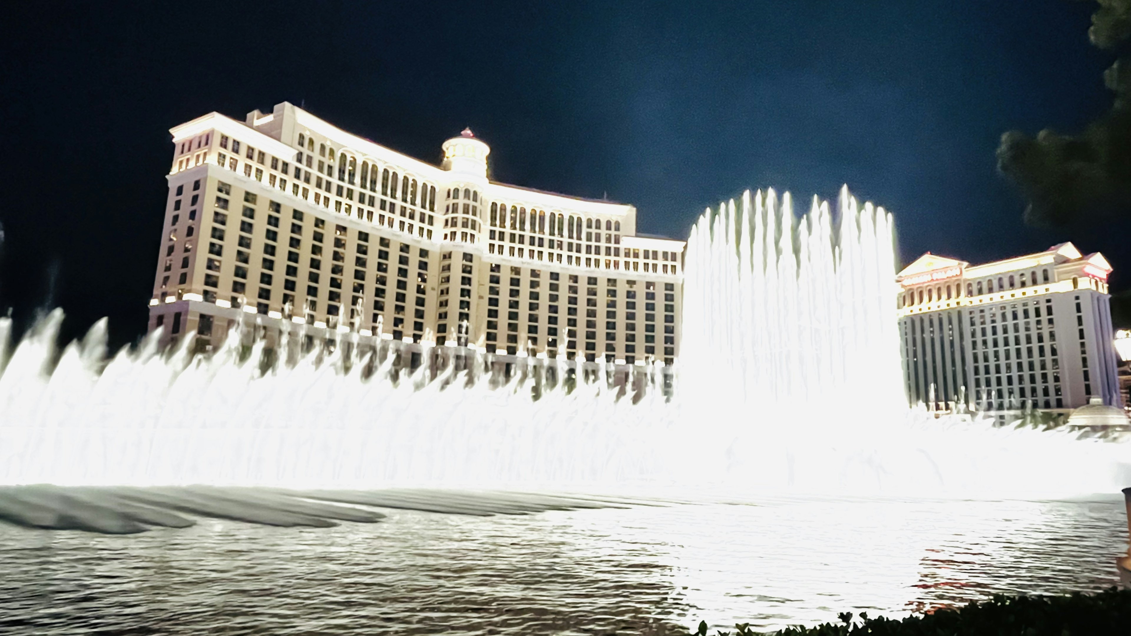 Bellagio-Brunnen-Show bei Nacht beleuchtet