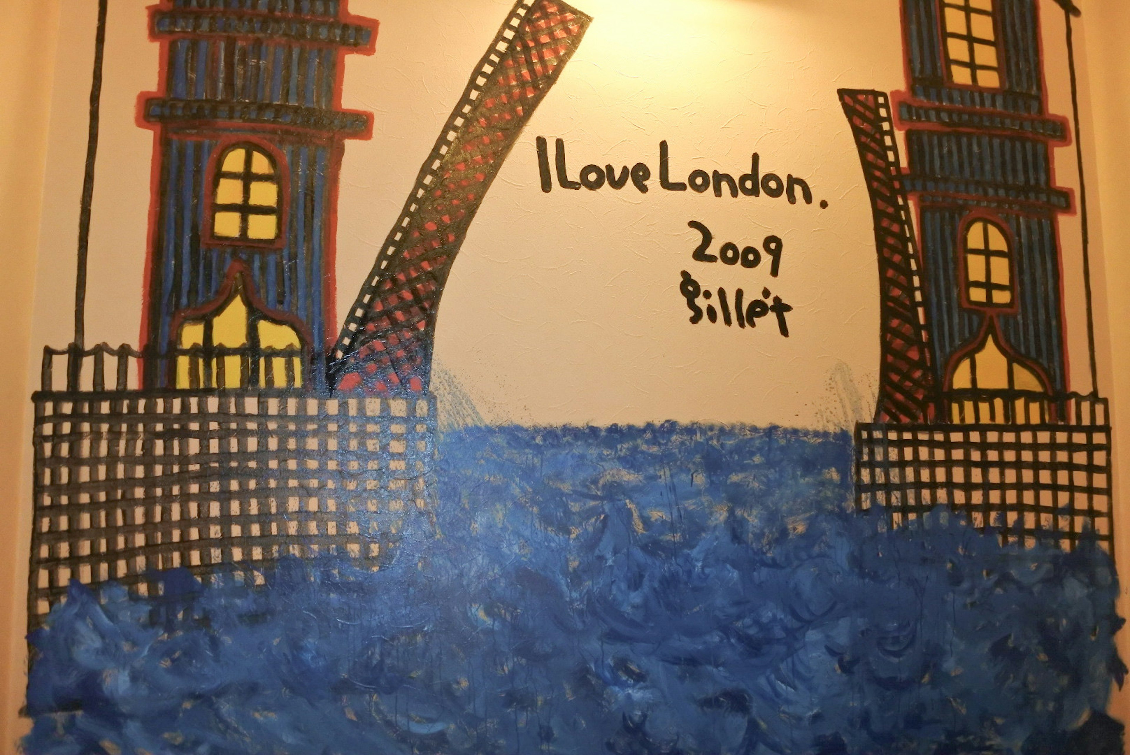 Mural dinding yang menggambarkan tema London dengan air biru dan bangunan