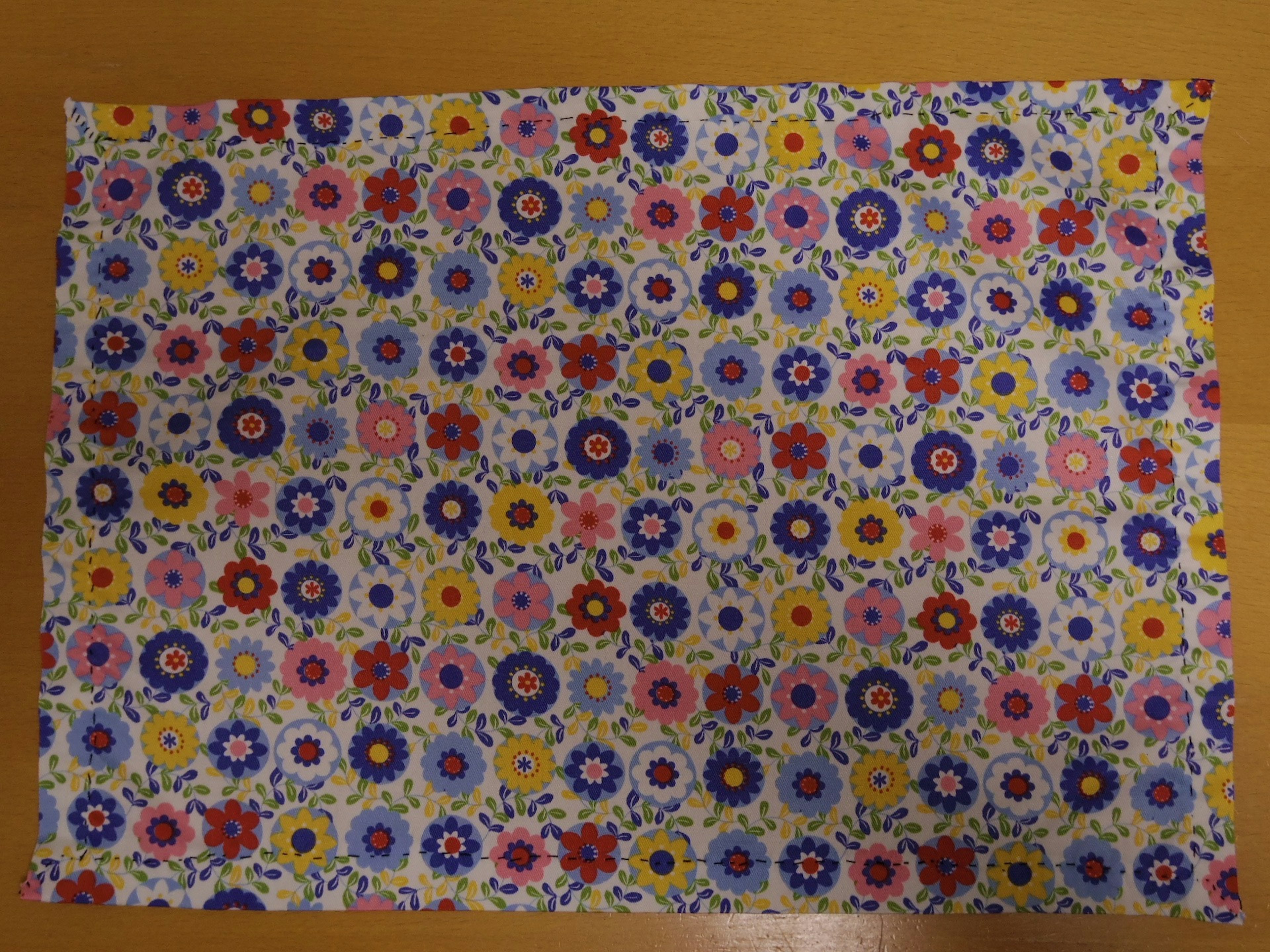 Tissu à motif floral coloré étalé