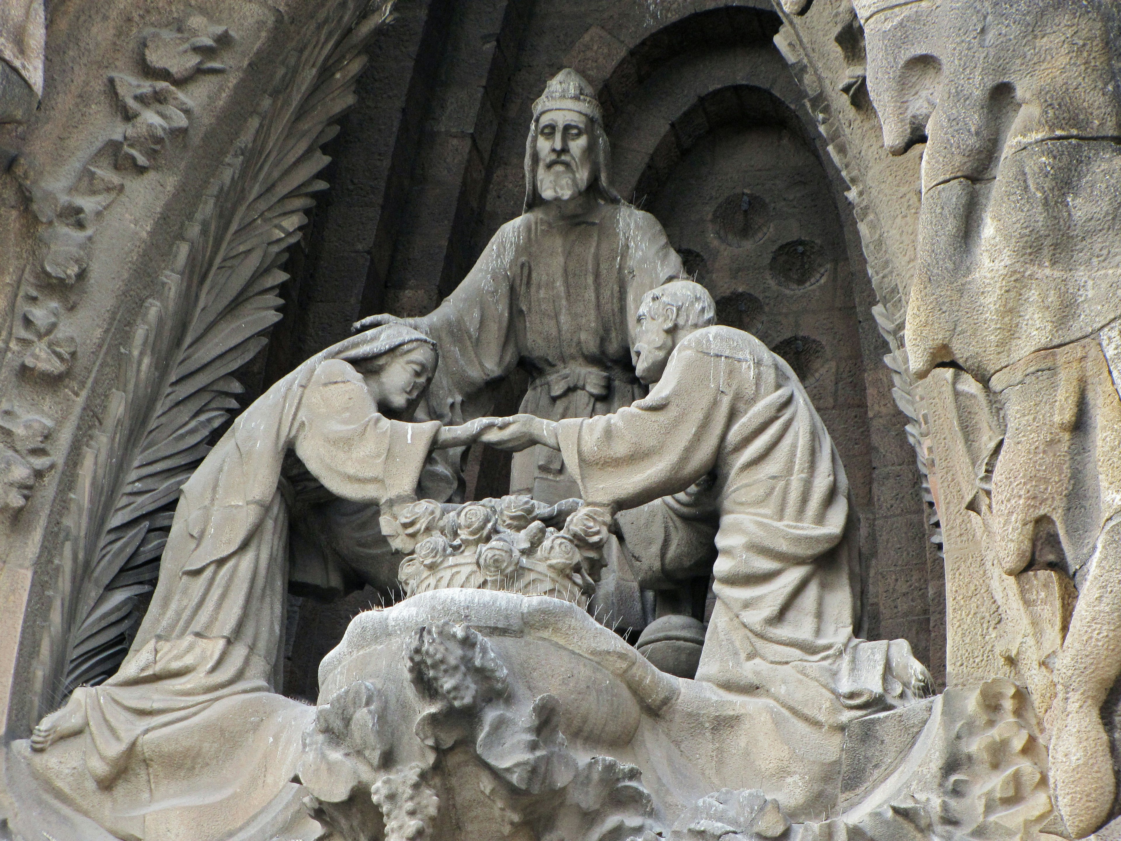 Escultura de la Virgen María y San José rodeando al niño Jesús