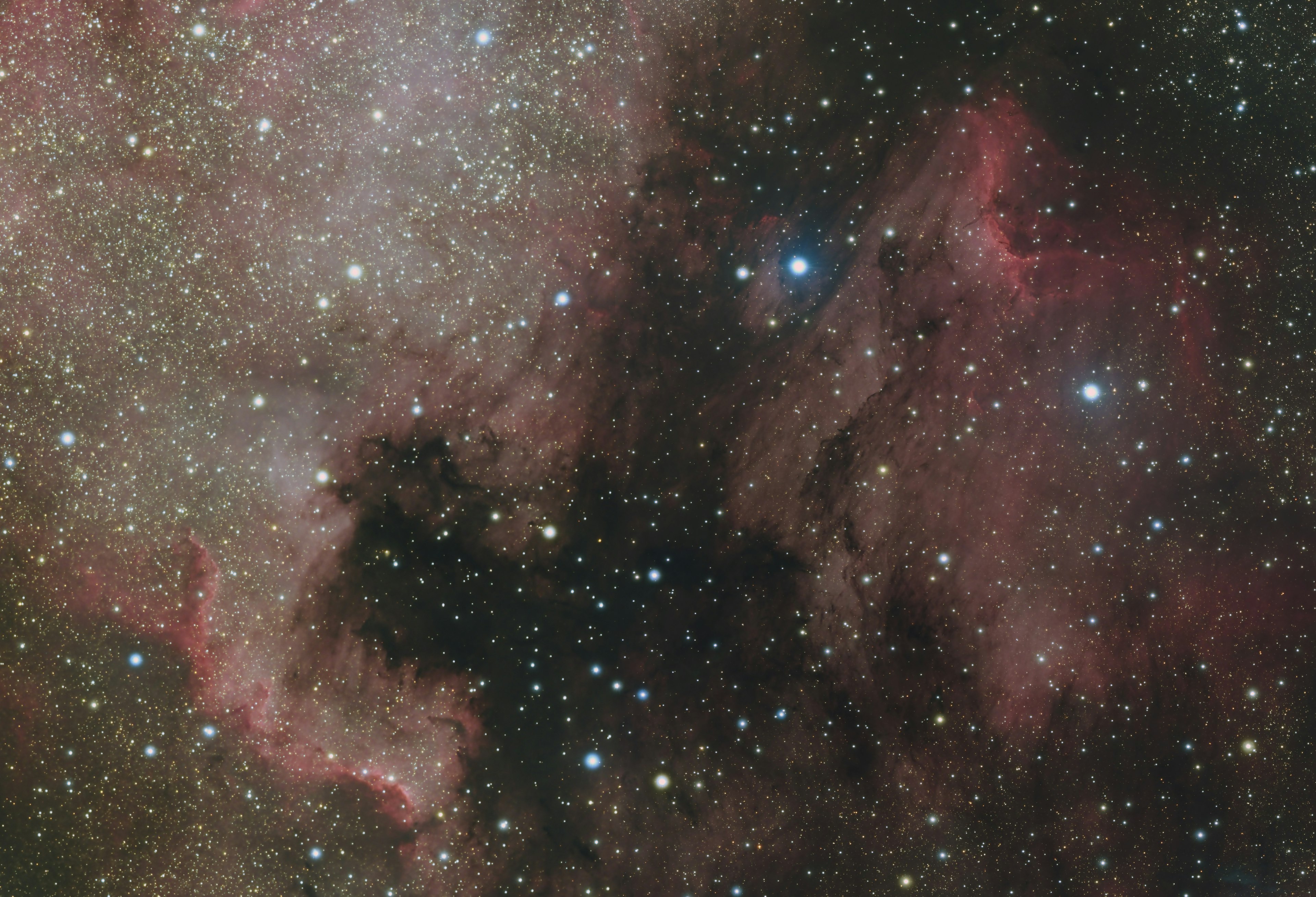 Gambar detail nebula dengan bintang tersebar di latar belakang galaksi