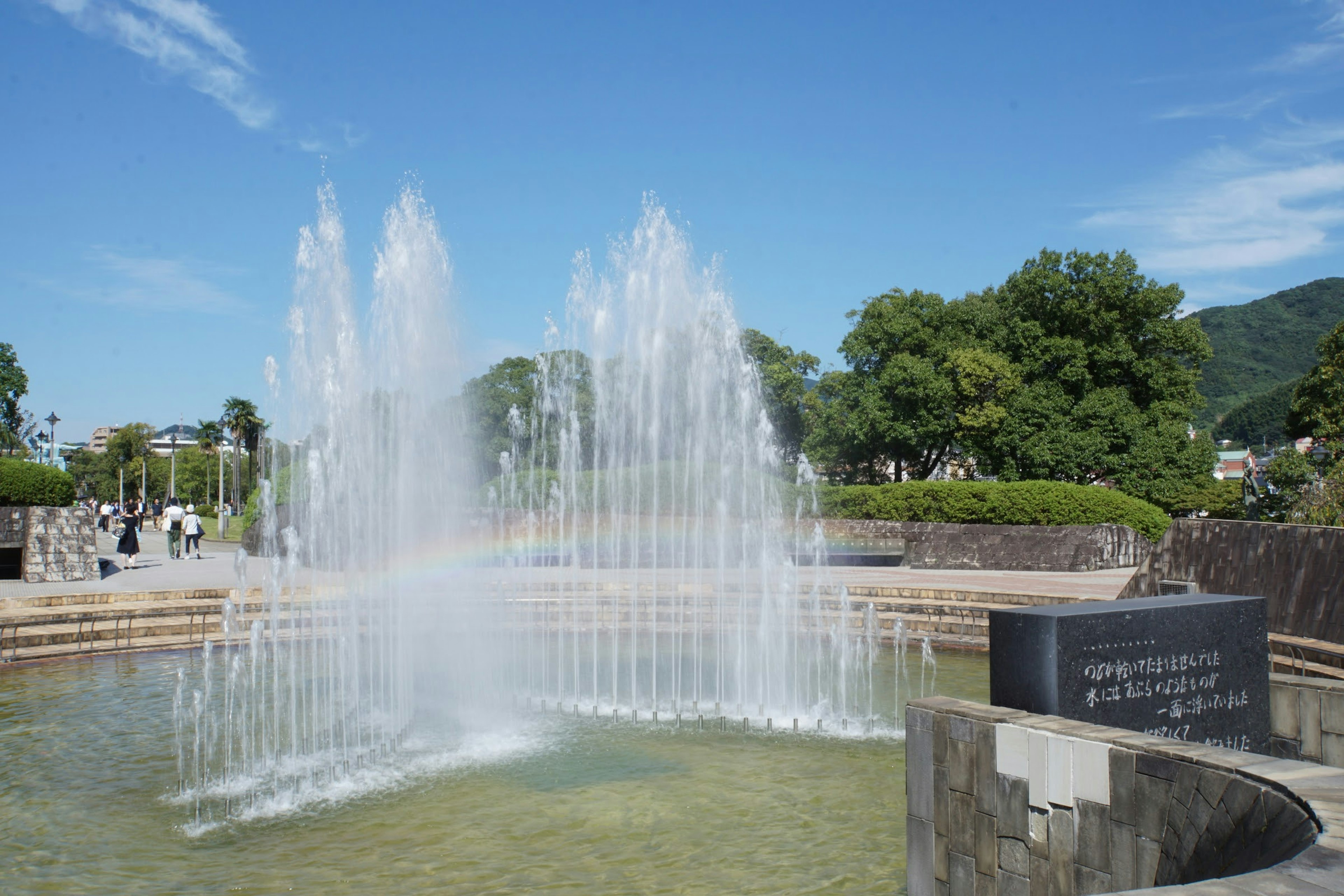 Hermosa fuente en un parque bajo un cielo azul