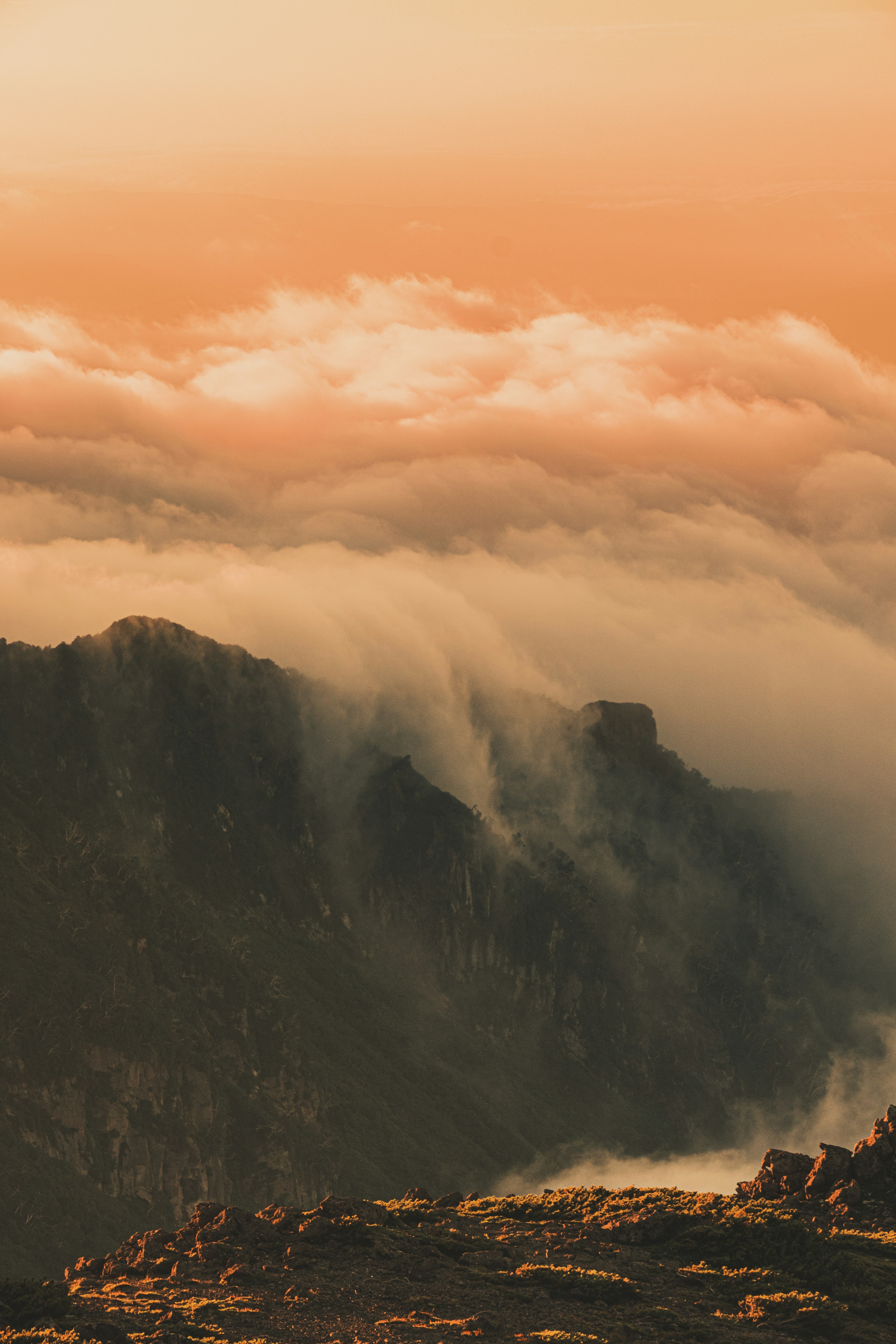 夕焼けの雲に覆われた山の風景