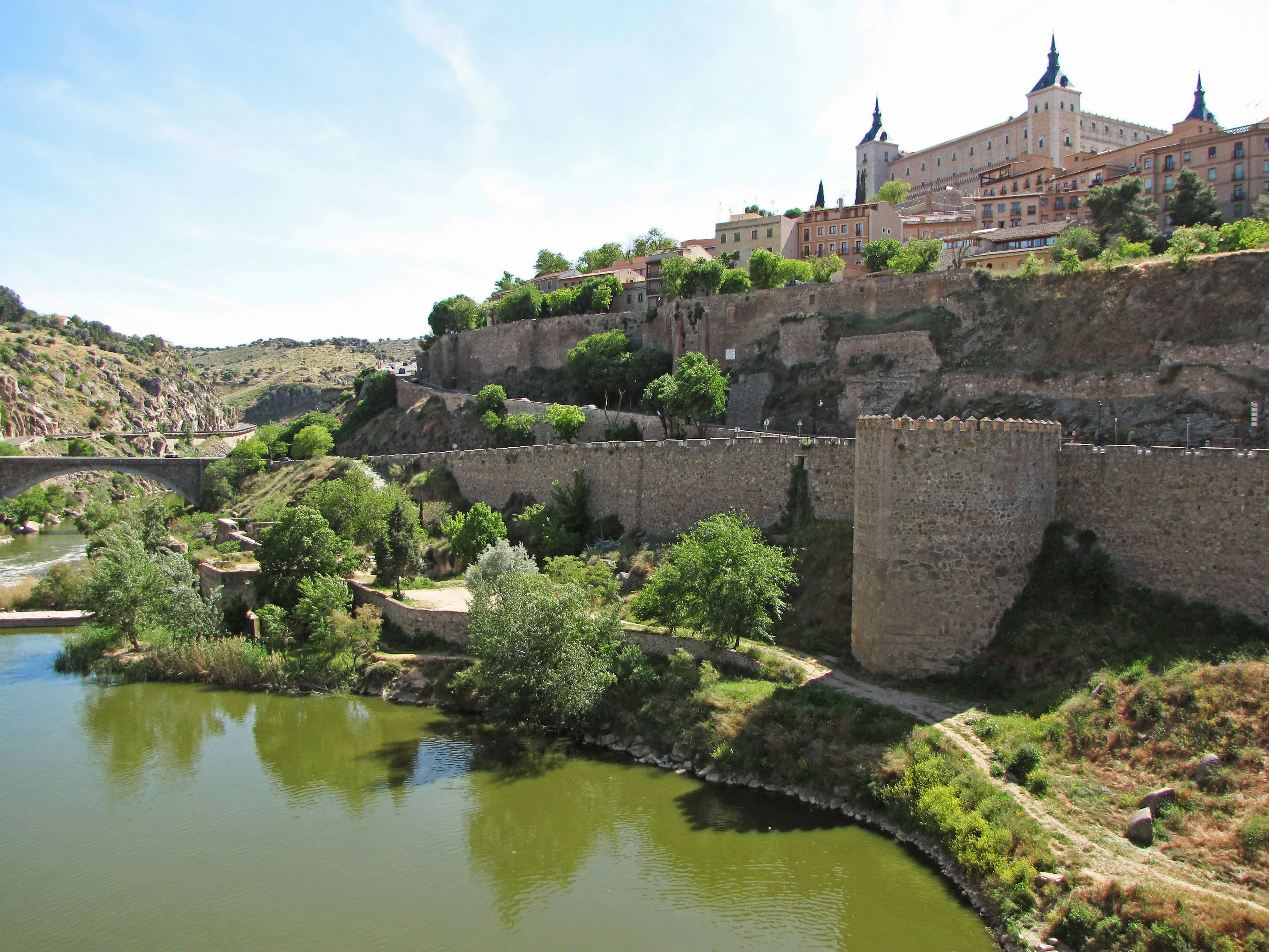 Muros históricos de Toledo con vista al río