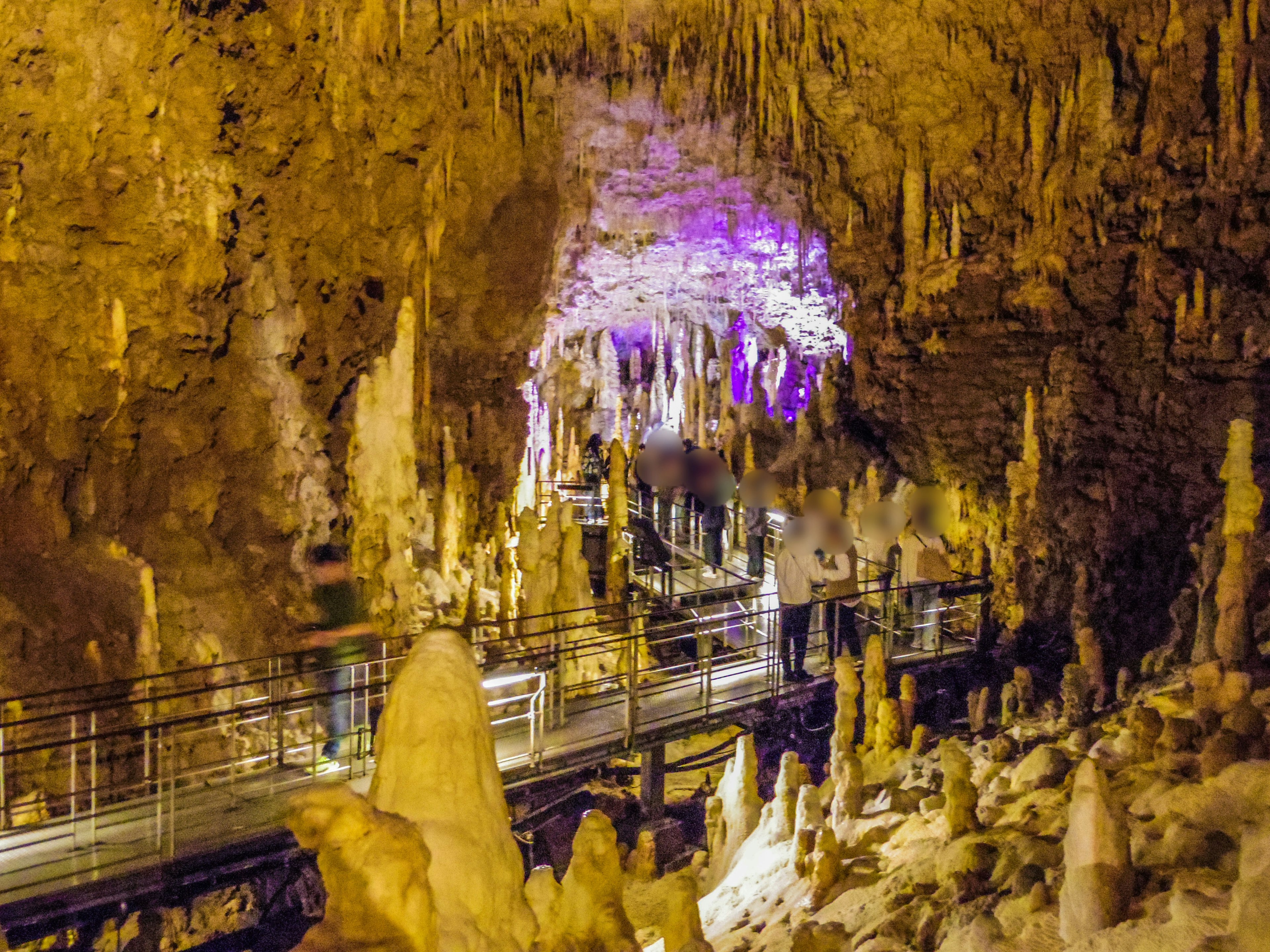 Intérieur d'une grotte avec de magnifiques stalactites et stalagmites et un éclairage coloré