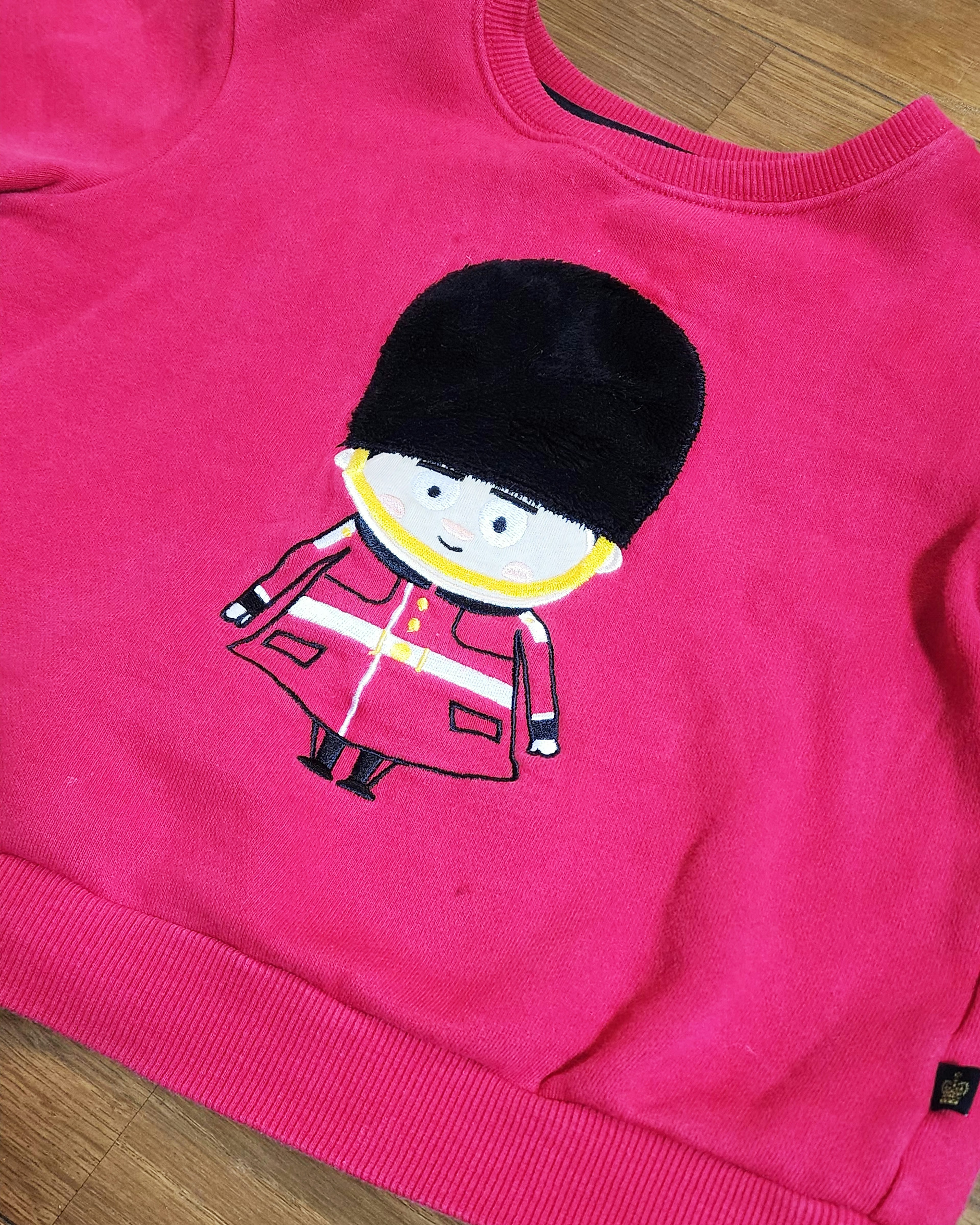 Personnage de garde mignon imprimé sur un sweat-shirt rose