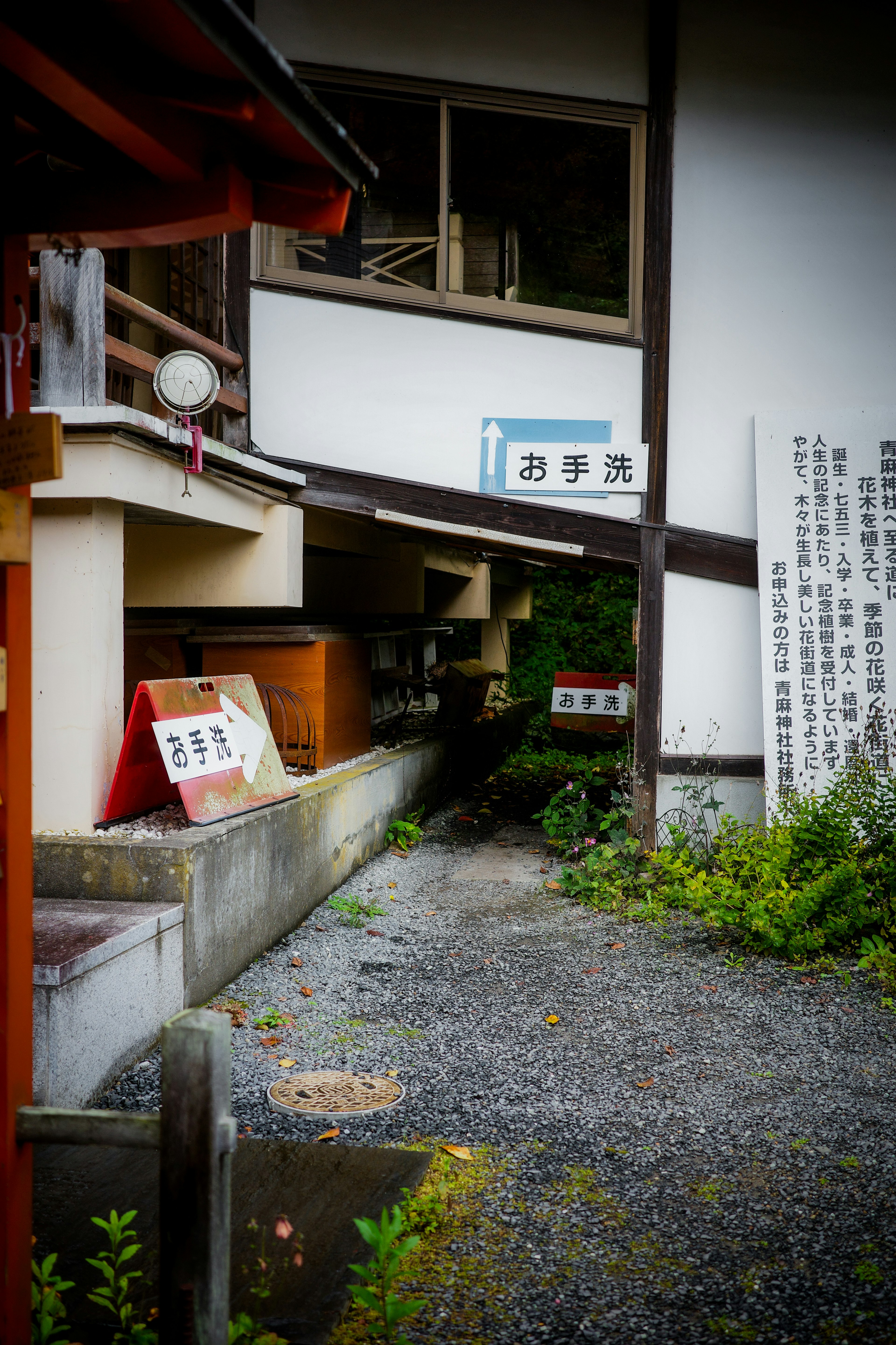 古い建物と石の道が見える静かな小道